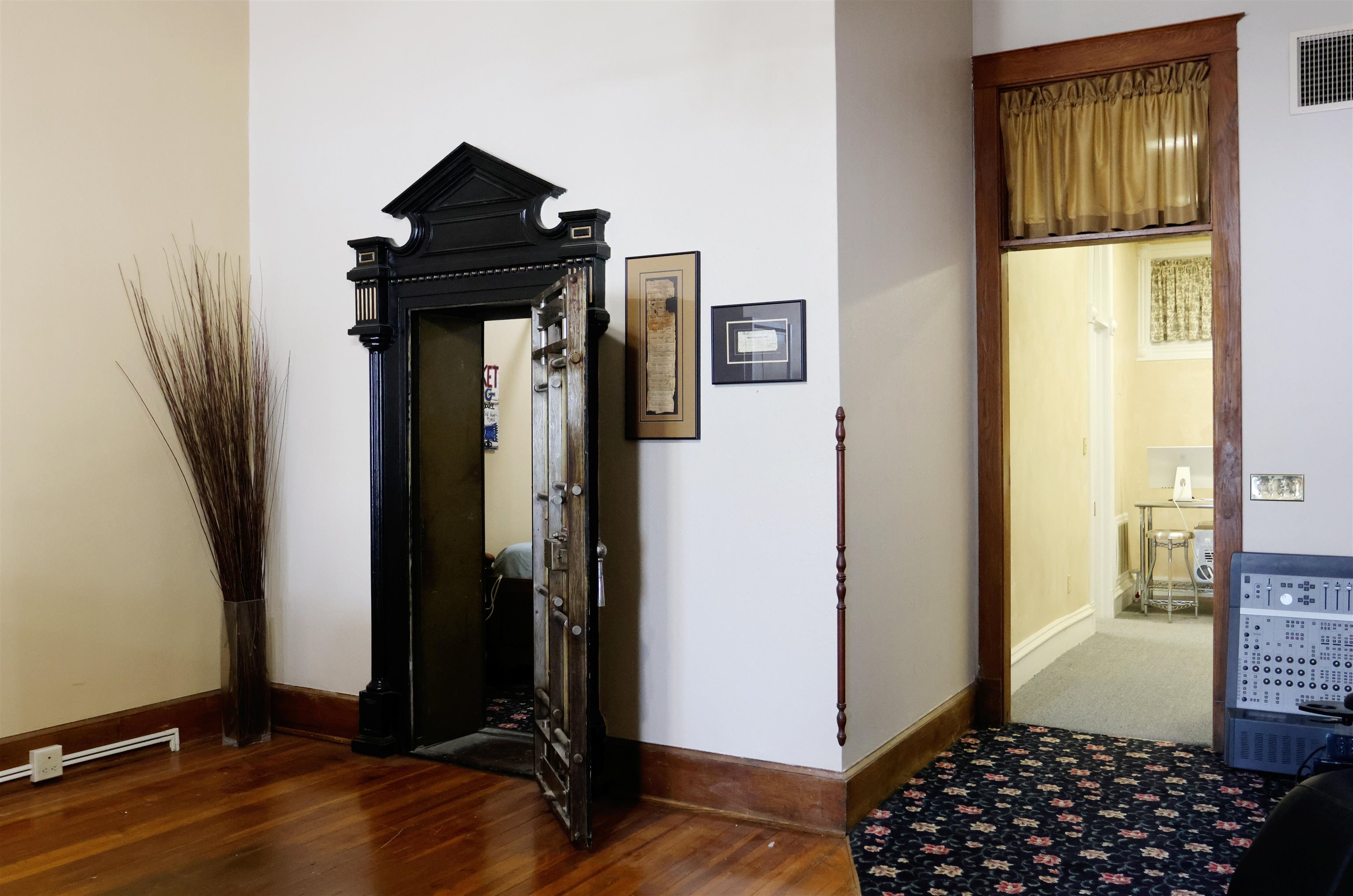 313 W Second St Property Photo 6