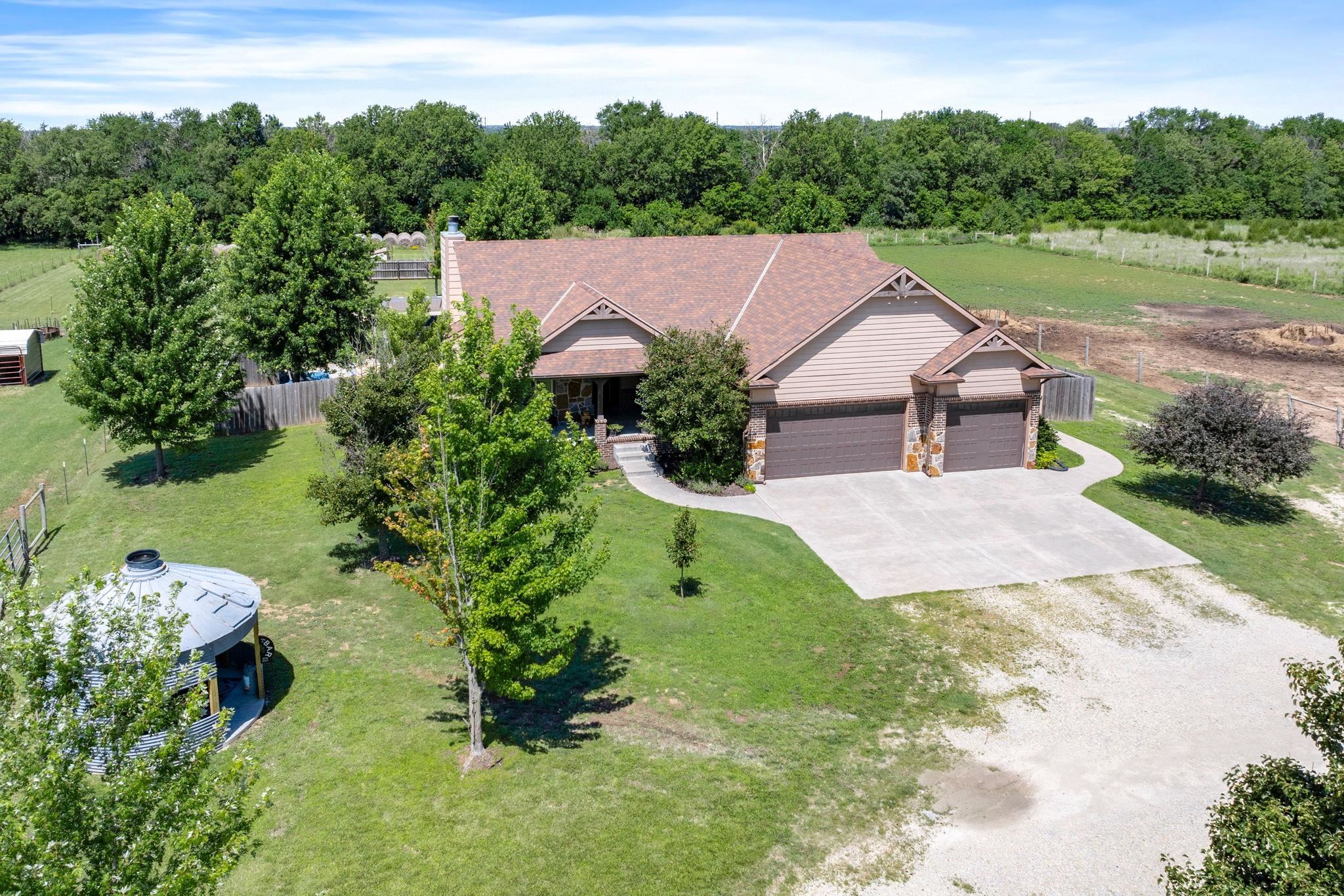 21249 Sw Meadowlark Rd Property Photo 1