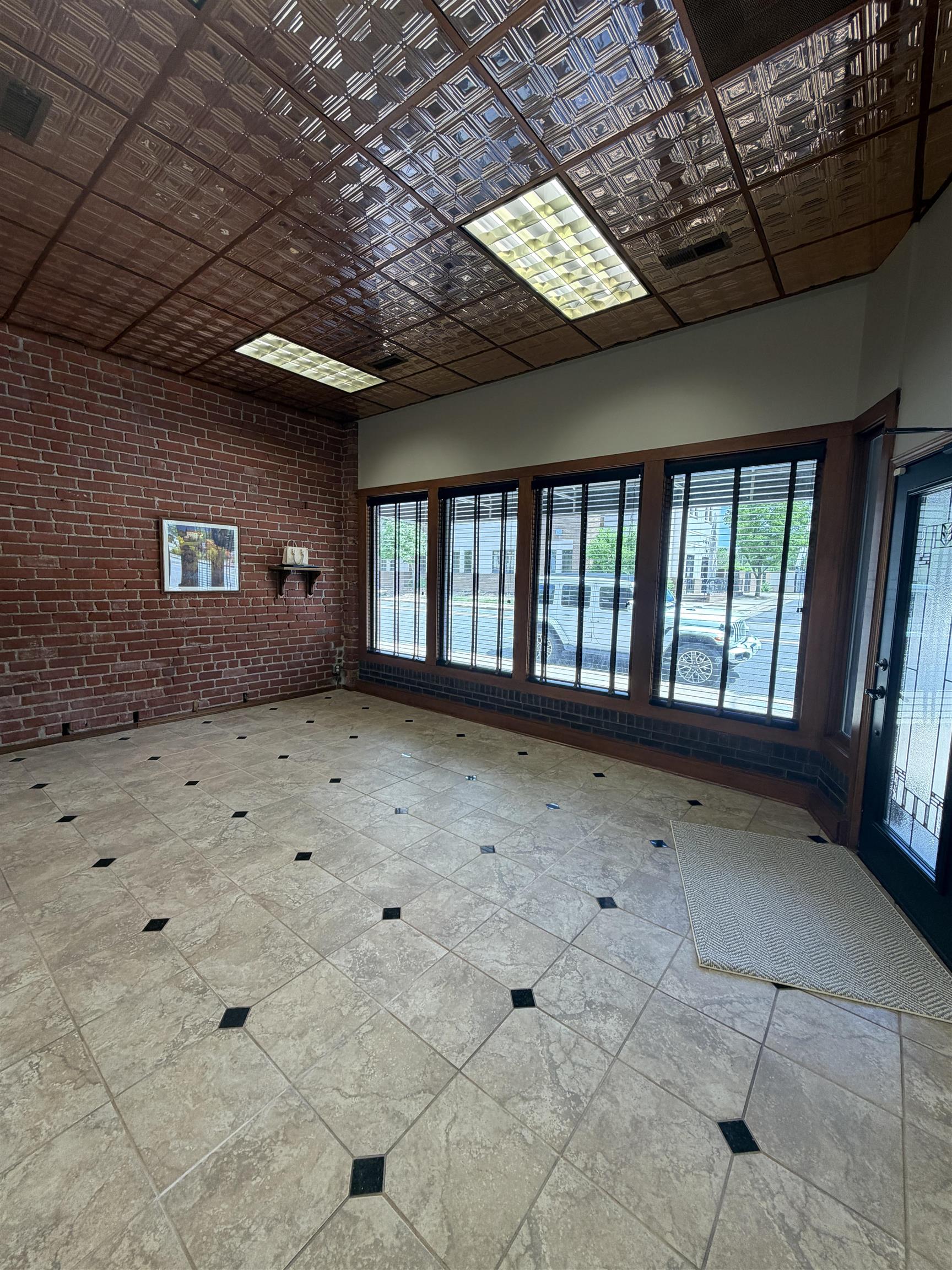 323 N Market Property Photo 6