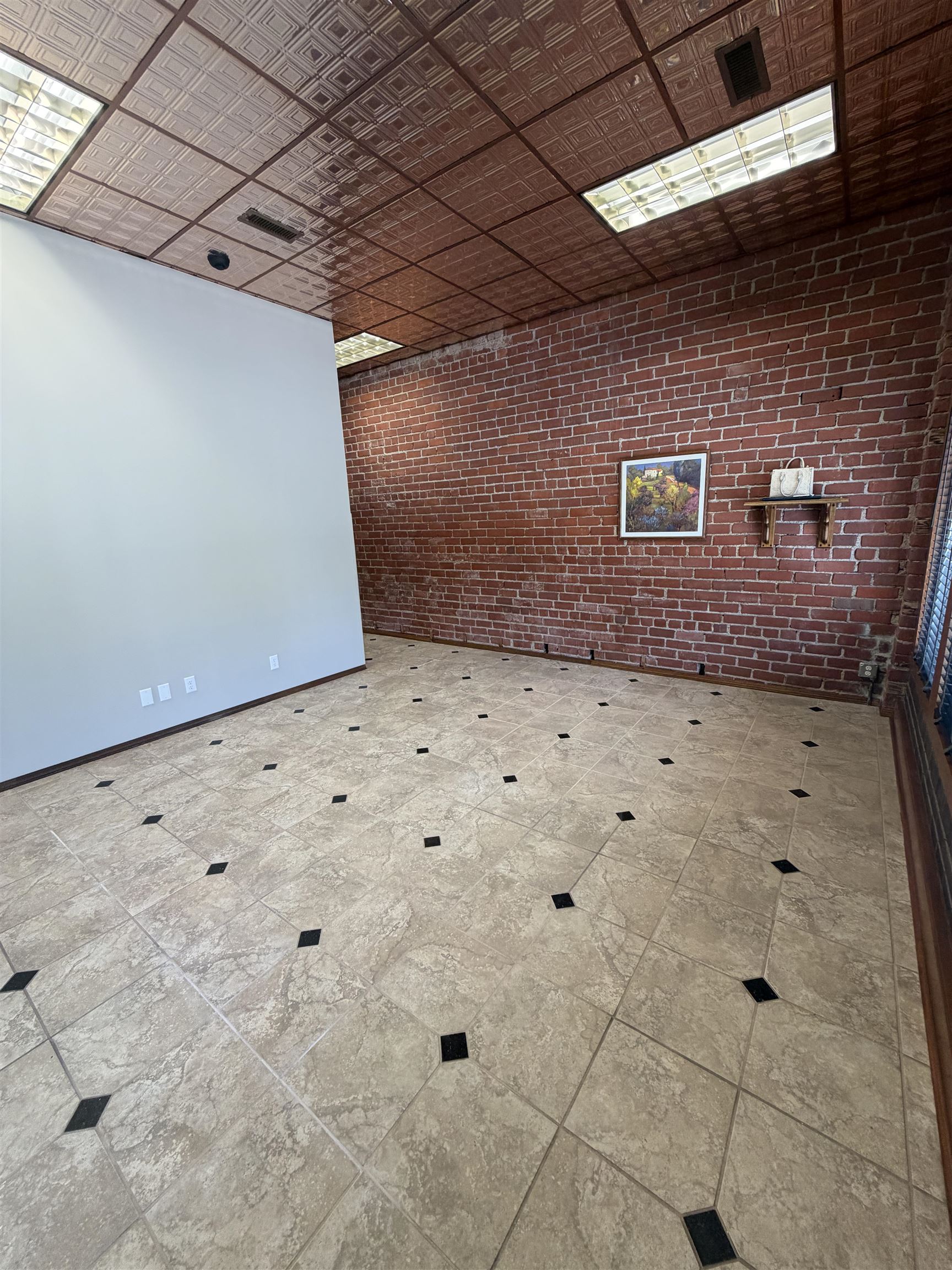 323 N Market Property Photo 7