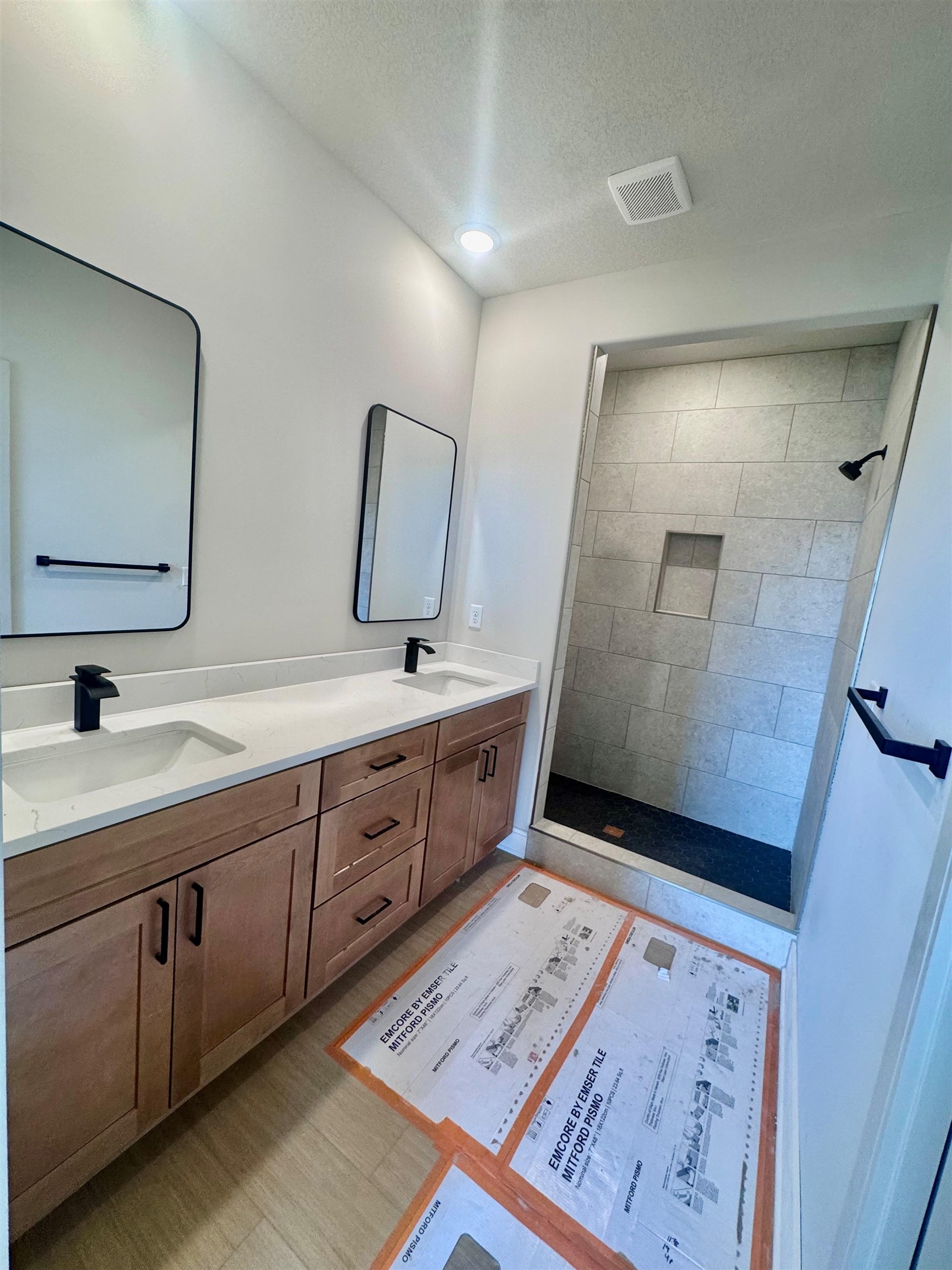 866 N Main Property Photo 6