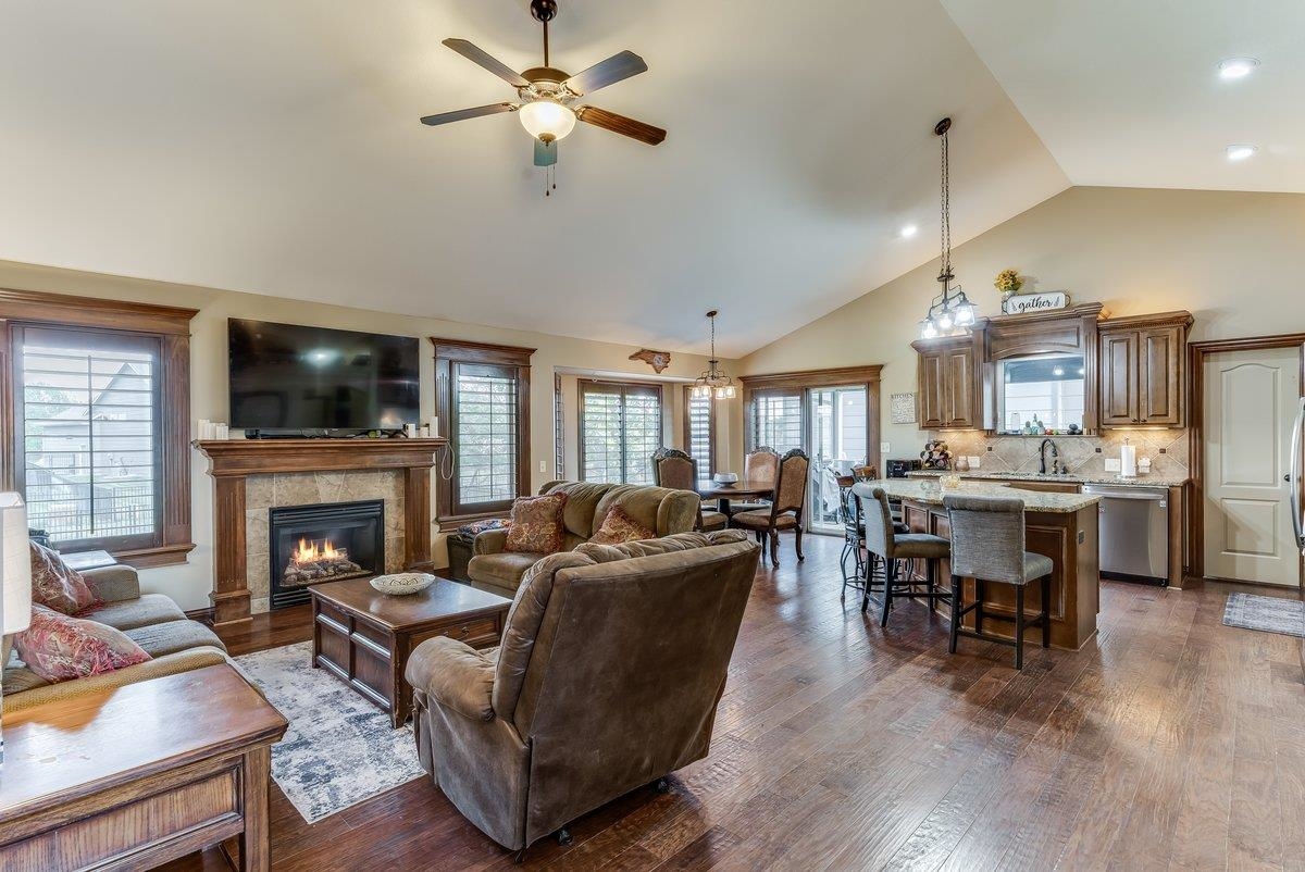 4835 N Emerald Property Photo 2