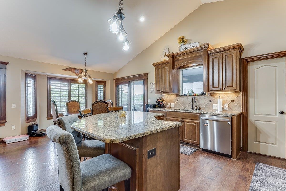 4835 N Emerald Property Photo 3