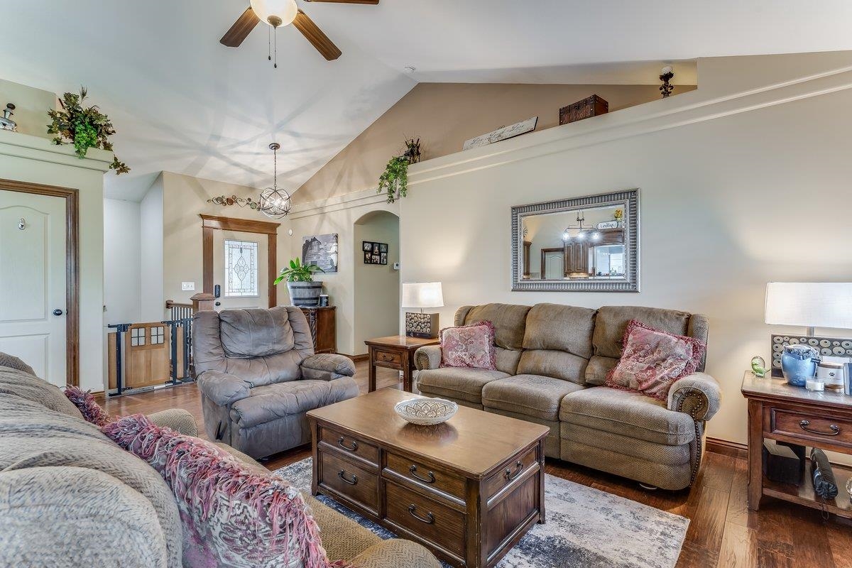 4835 N Emerald Property Photo 5