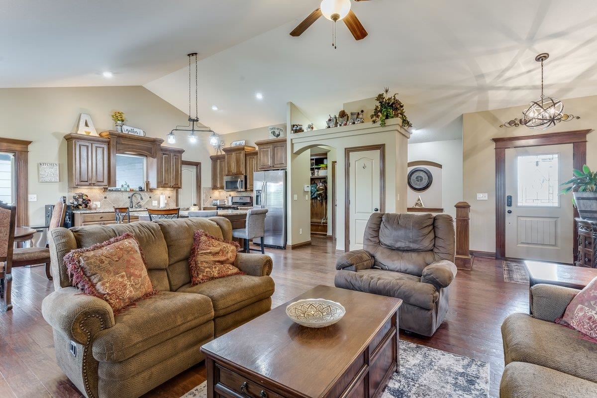4835 N Emerald Property Photo 6