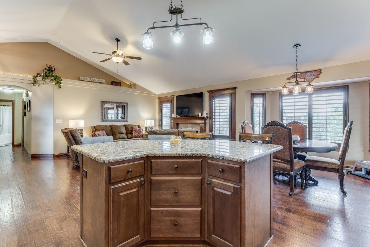 4835 N Emerald Property Photo 8