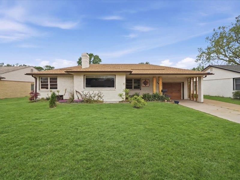 1647 N Clarence Property Photo 1