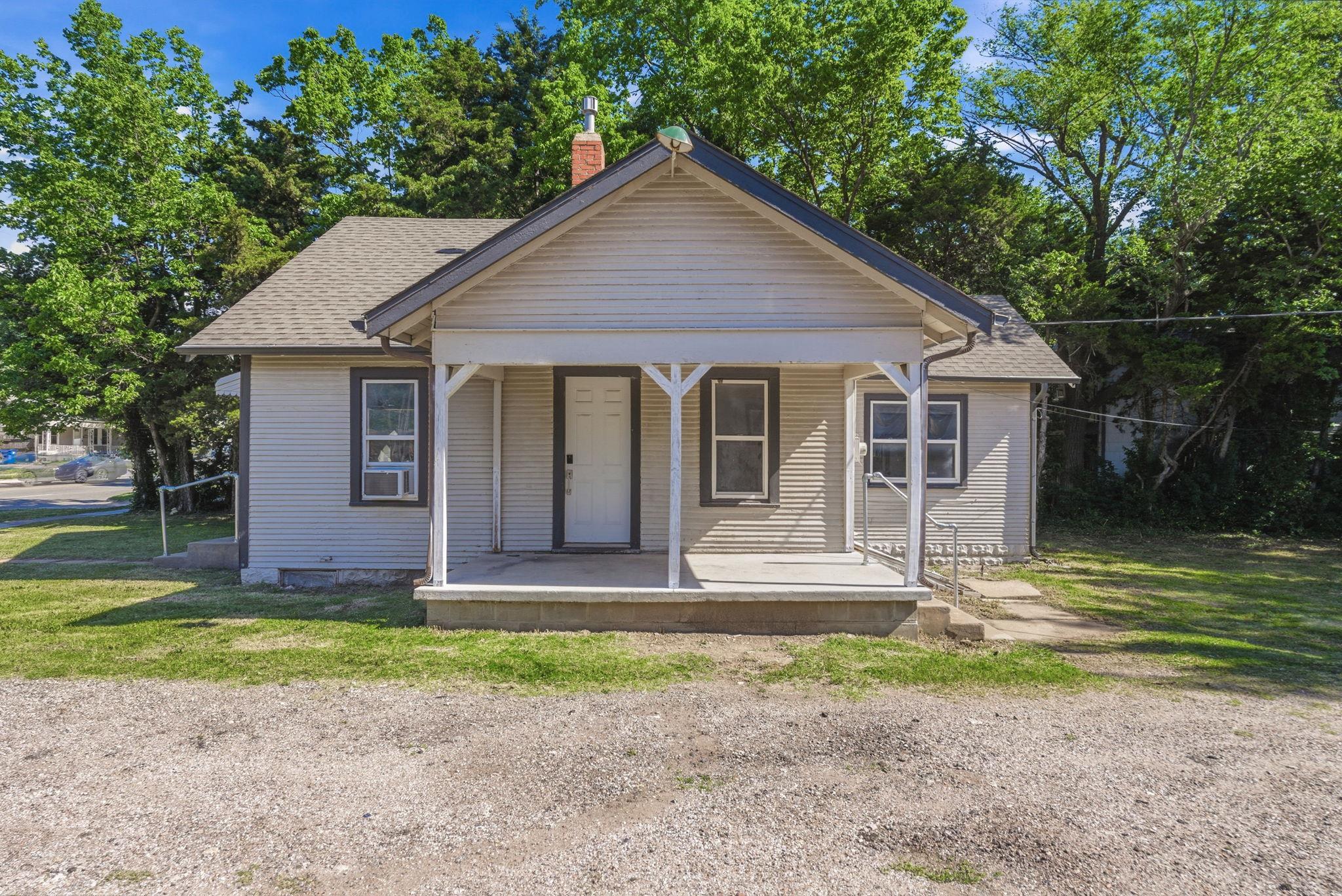 1204 N Oliver Ave Property Photo 1