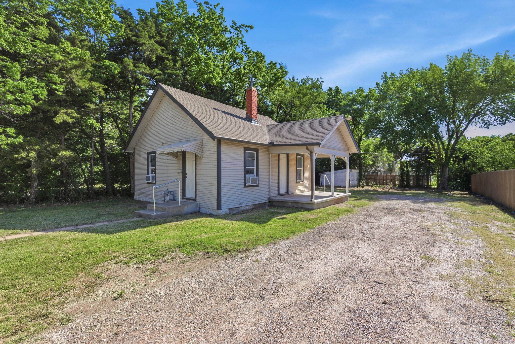 1204 N Oliver Ave Property Photo 4