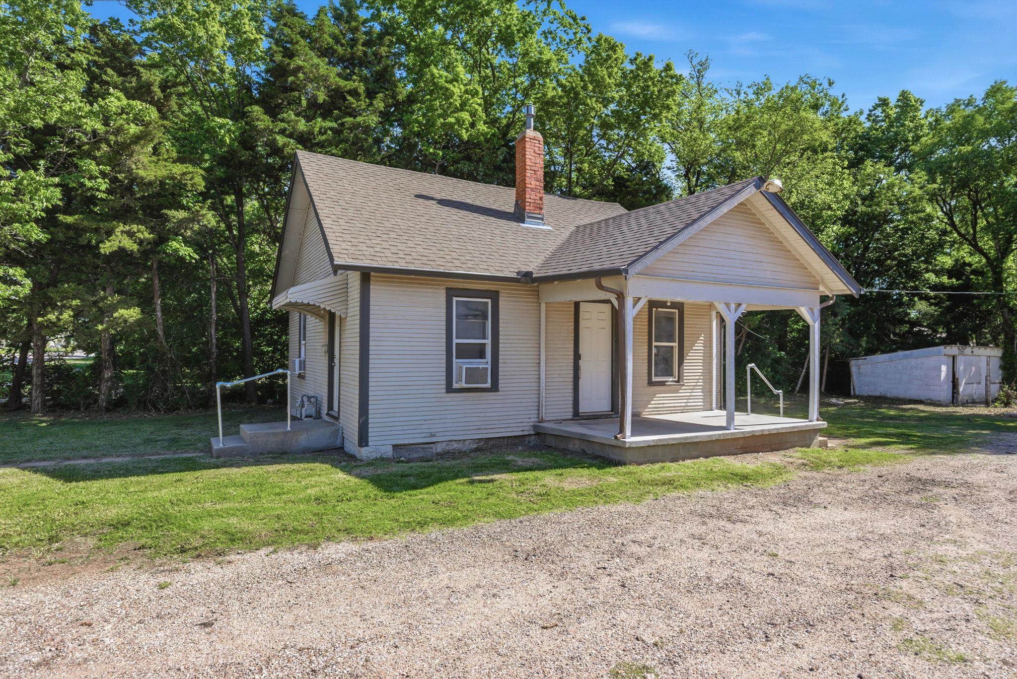 1204 N Oliver Ave Property Photo 5
