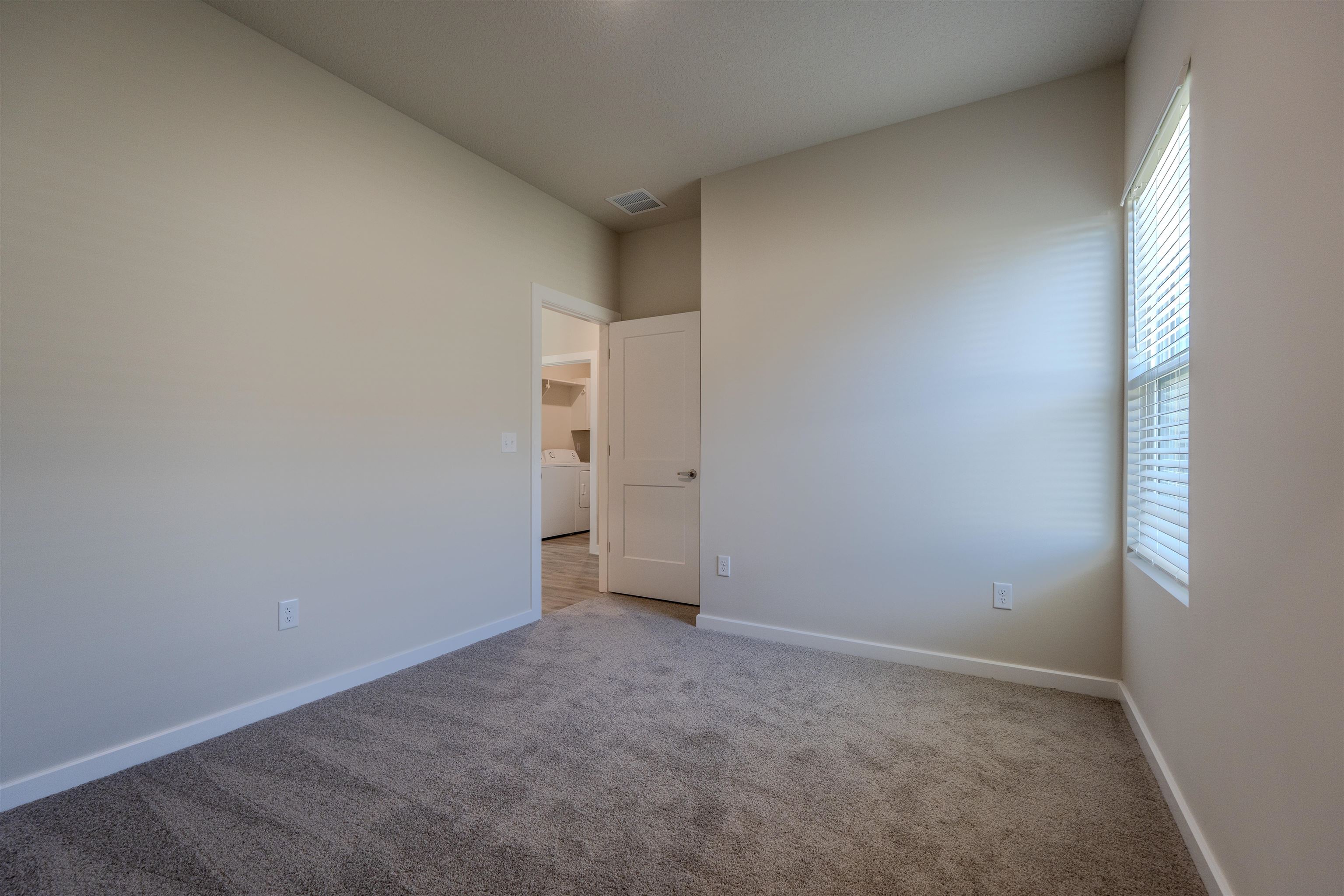 2390 E Thunder Property Photo 17