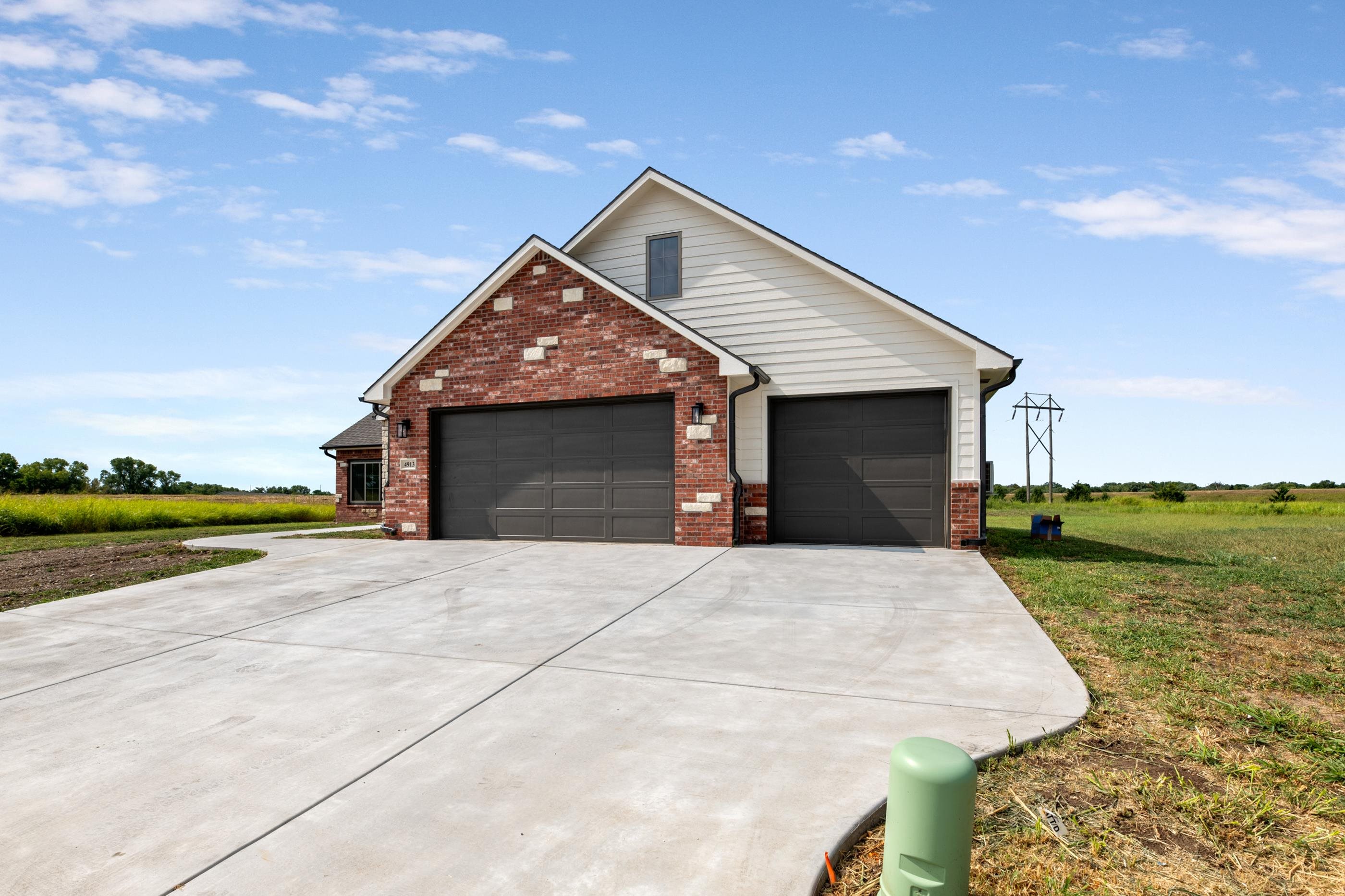 4913 W Calvert Property Photo 2