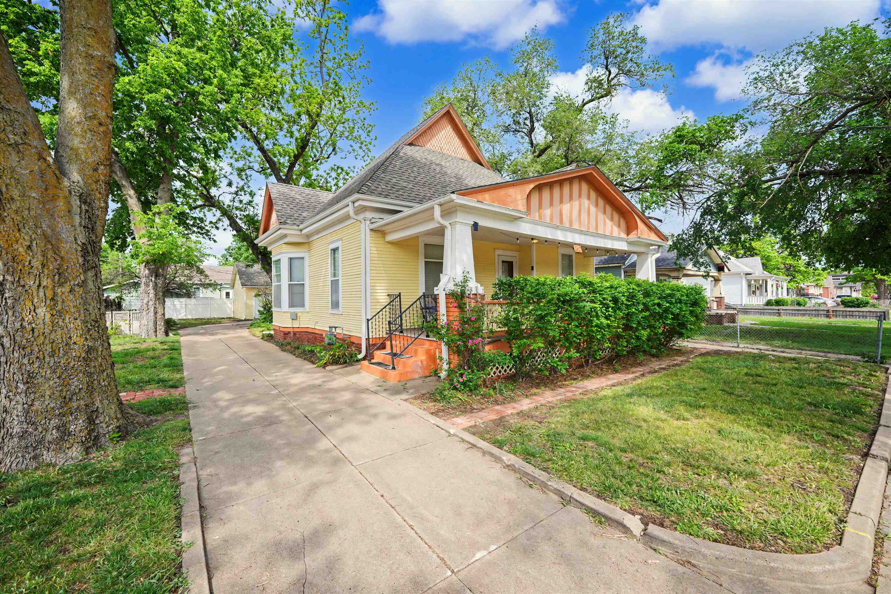 242 S 9th St. Property Photo 1