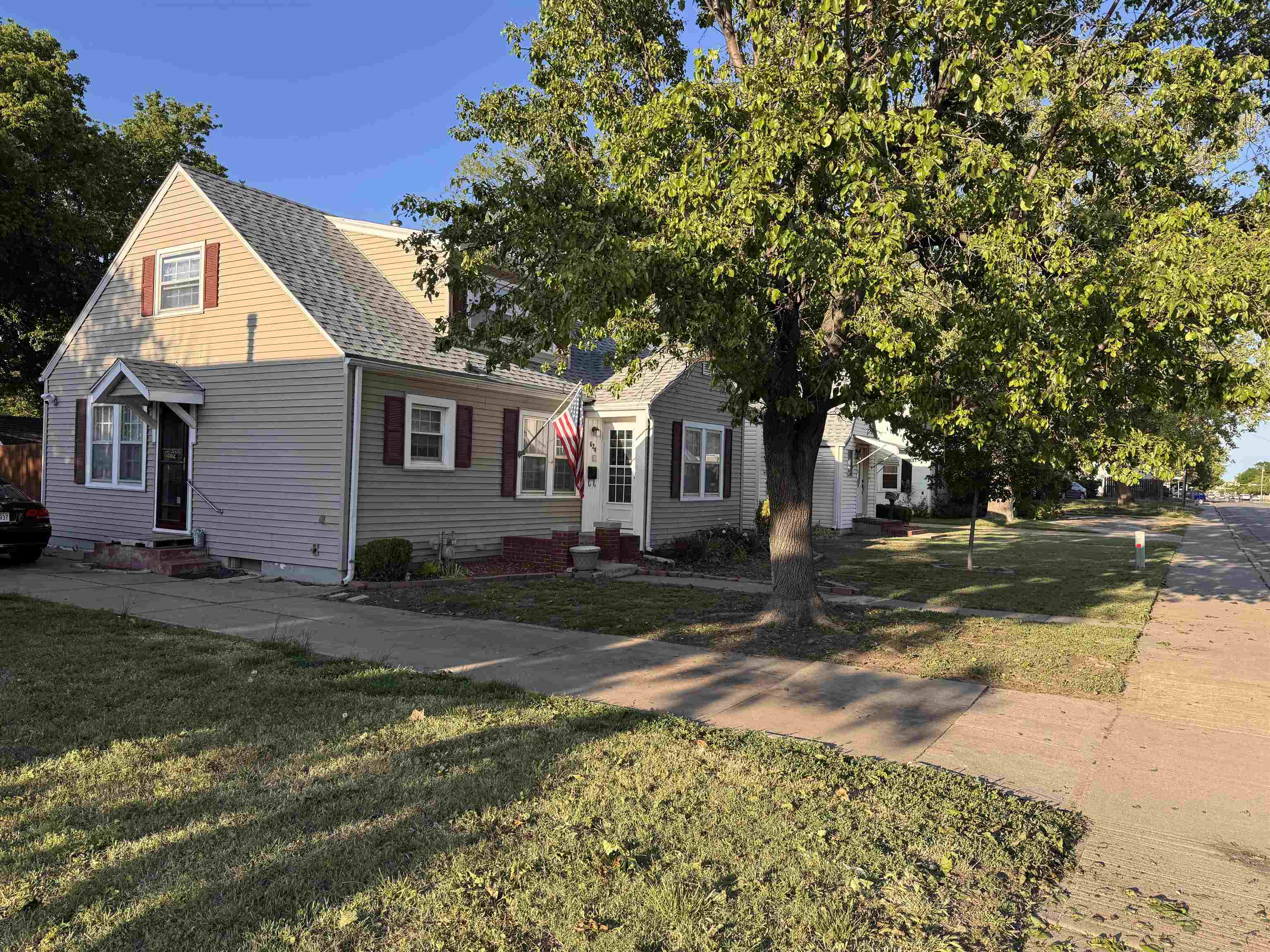 624 W Crawford St. Property Photo 2