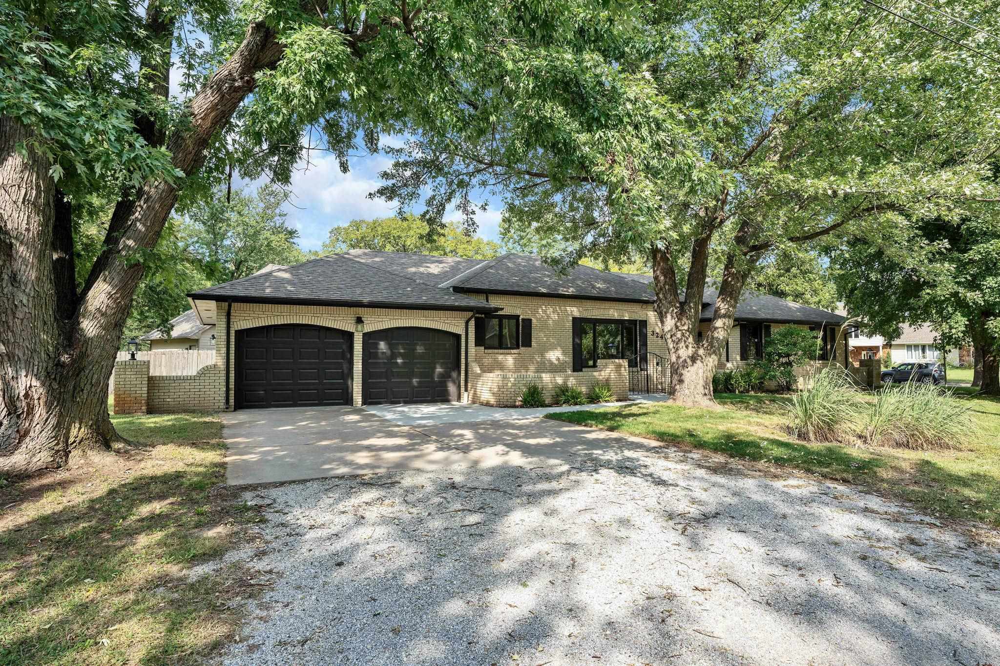 3249 N Hood Ct