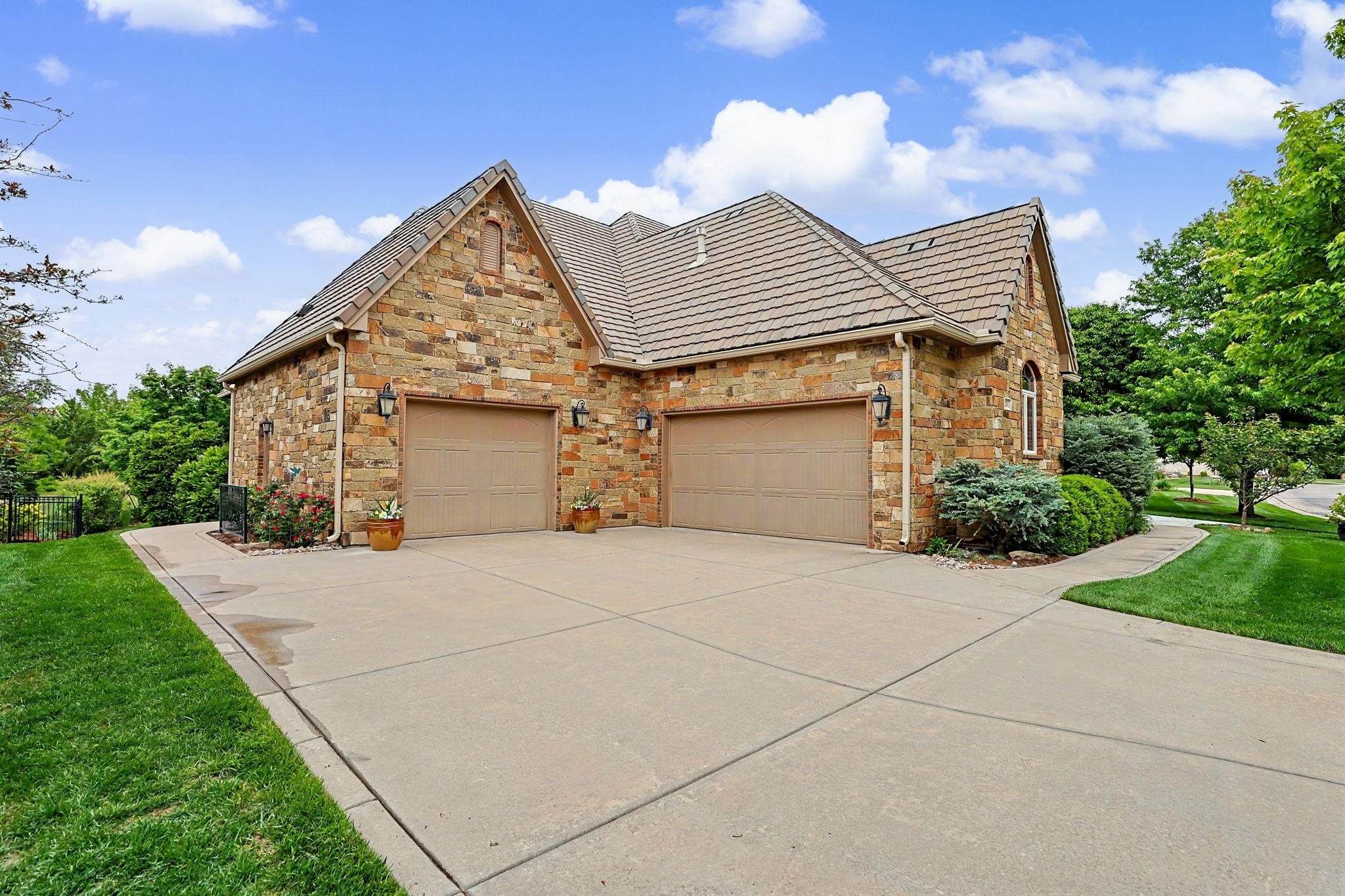 226 E Prairie Point Ct Property Photo 2