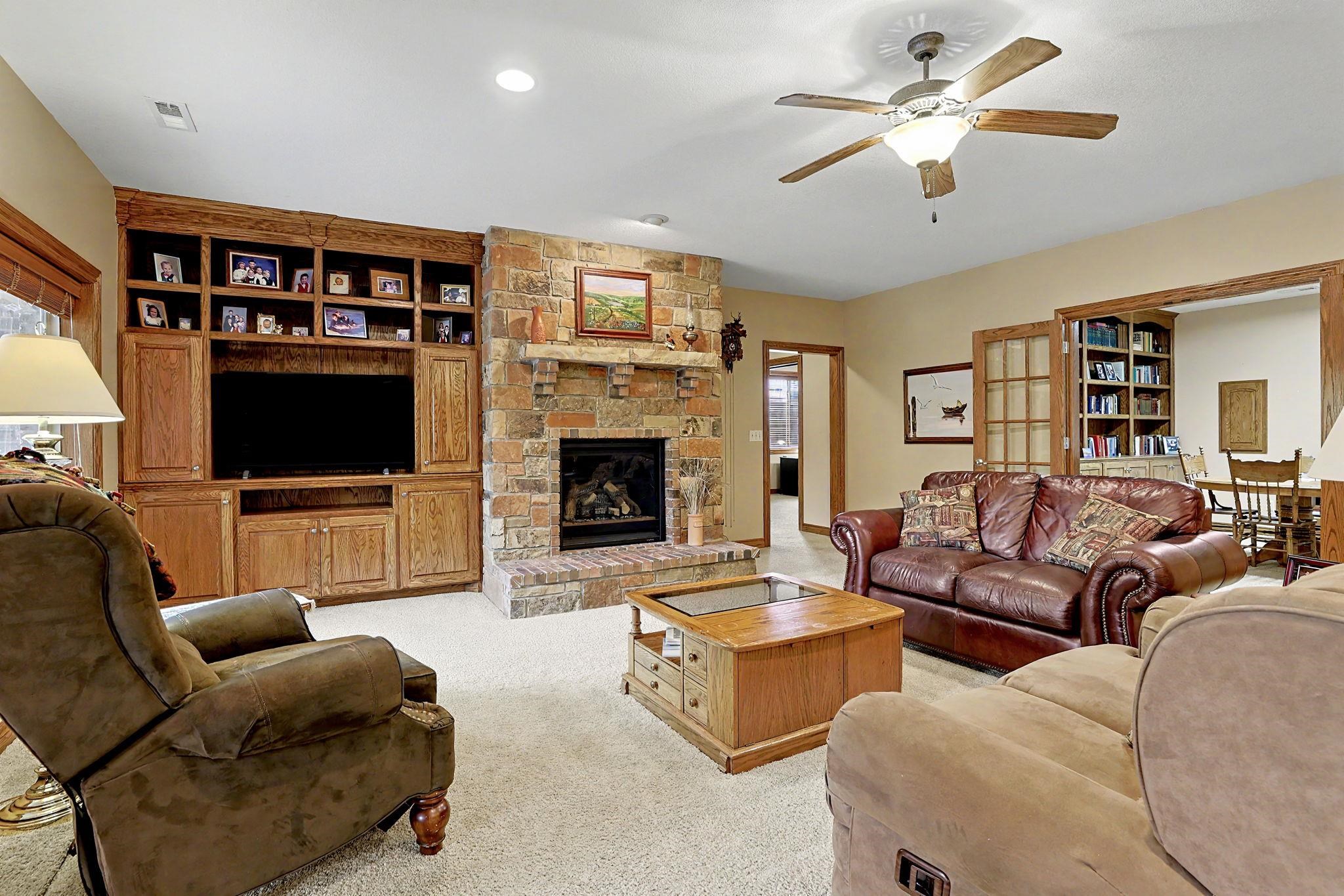 226 E Prairie Point Ct Property Photo 21