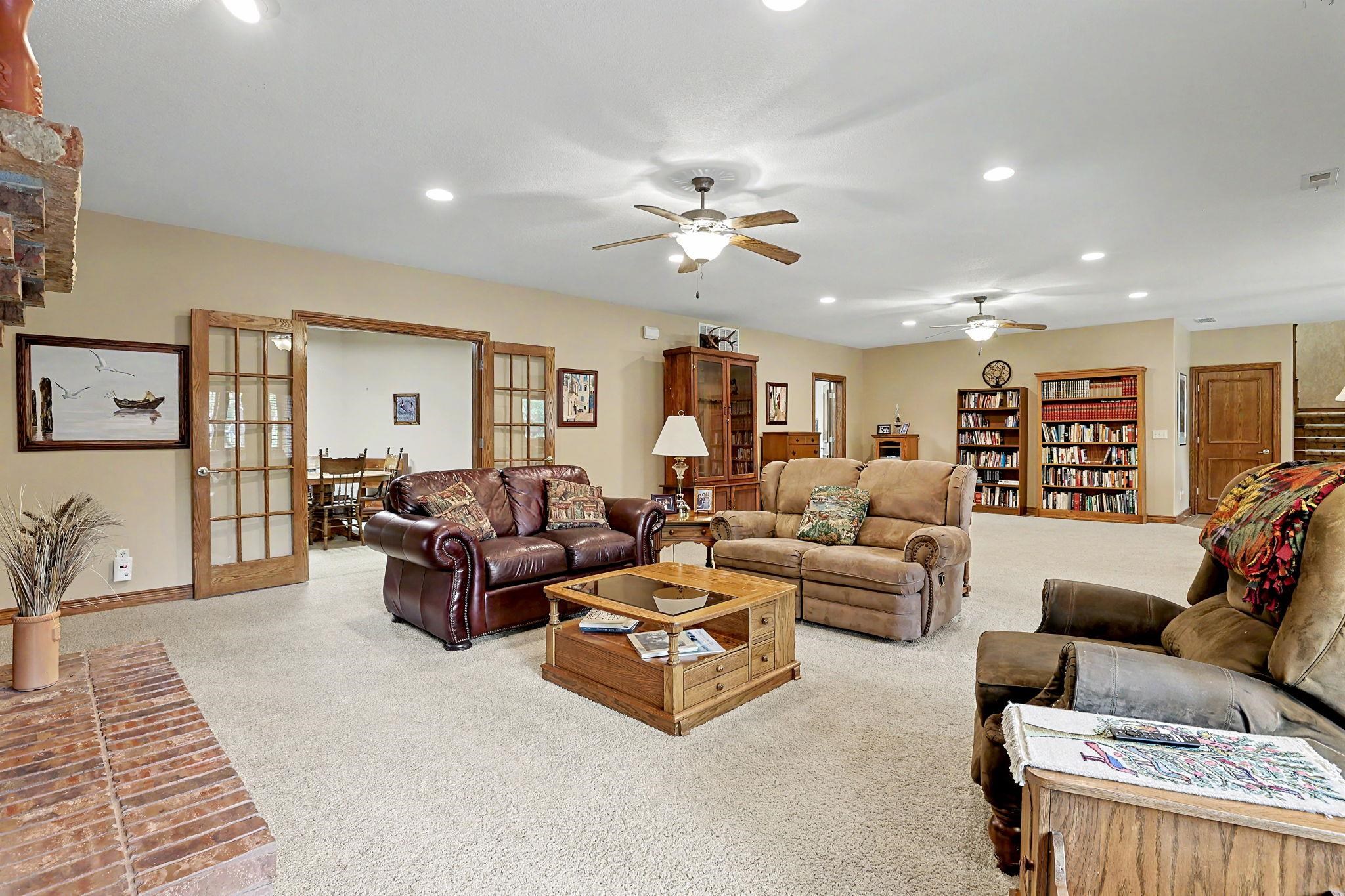 226 E Prairie Point Ct Property Photo 23