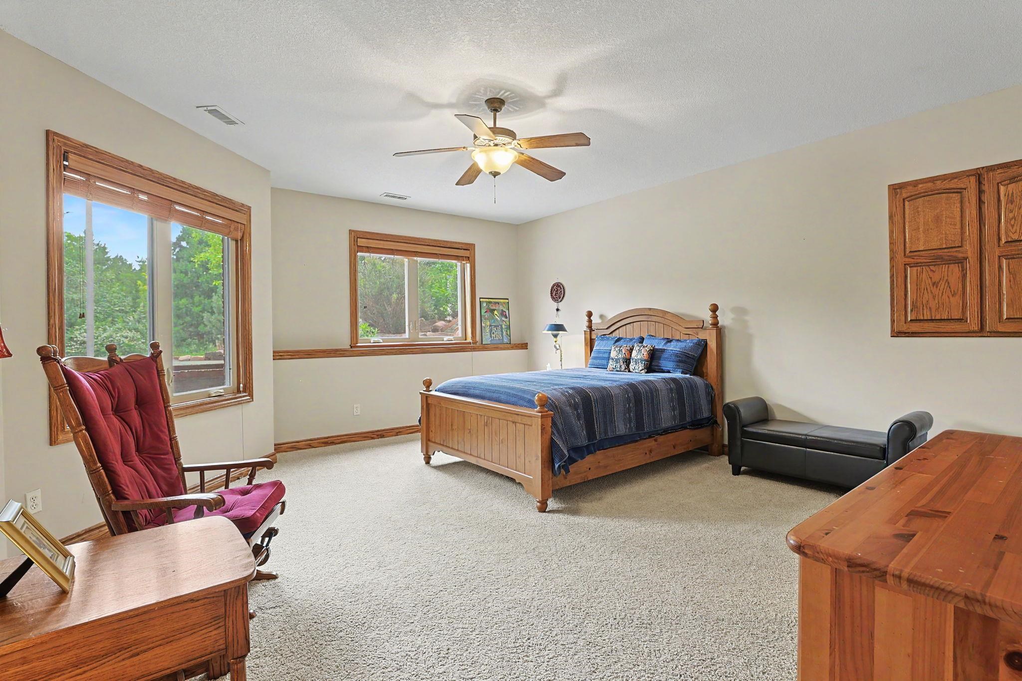 226 E Prairie Point Ct Property Photo 28