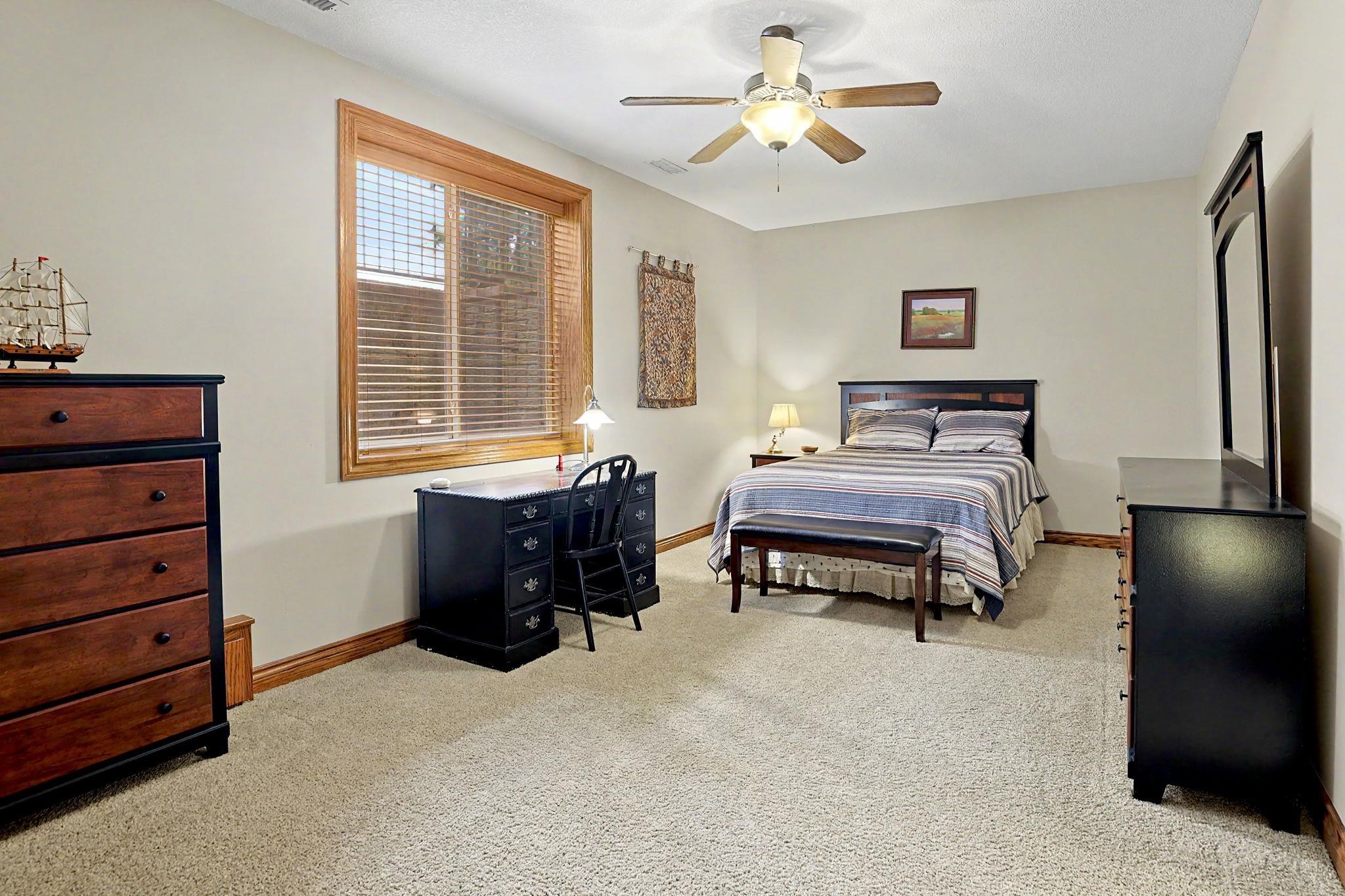 226 E Prairie Point Ct Property Photo 29