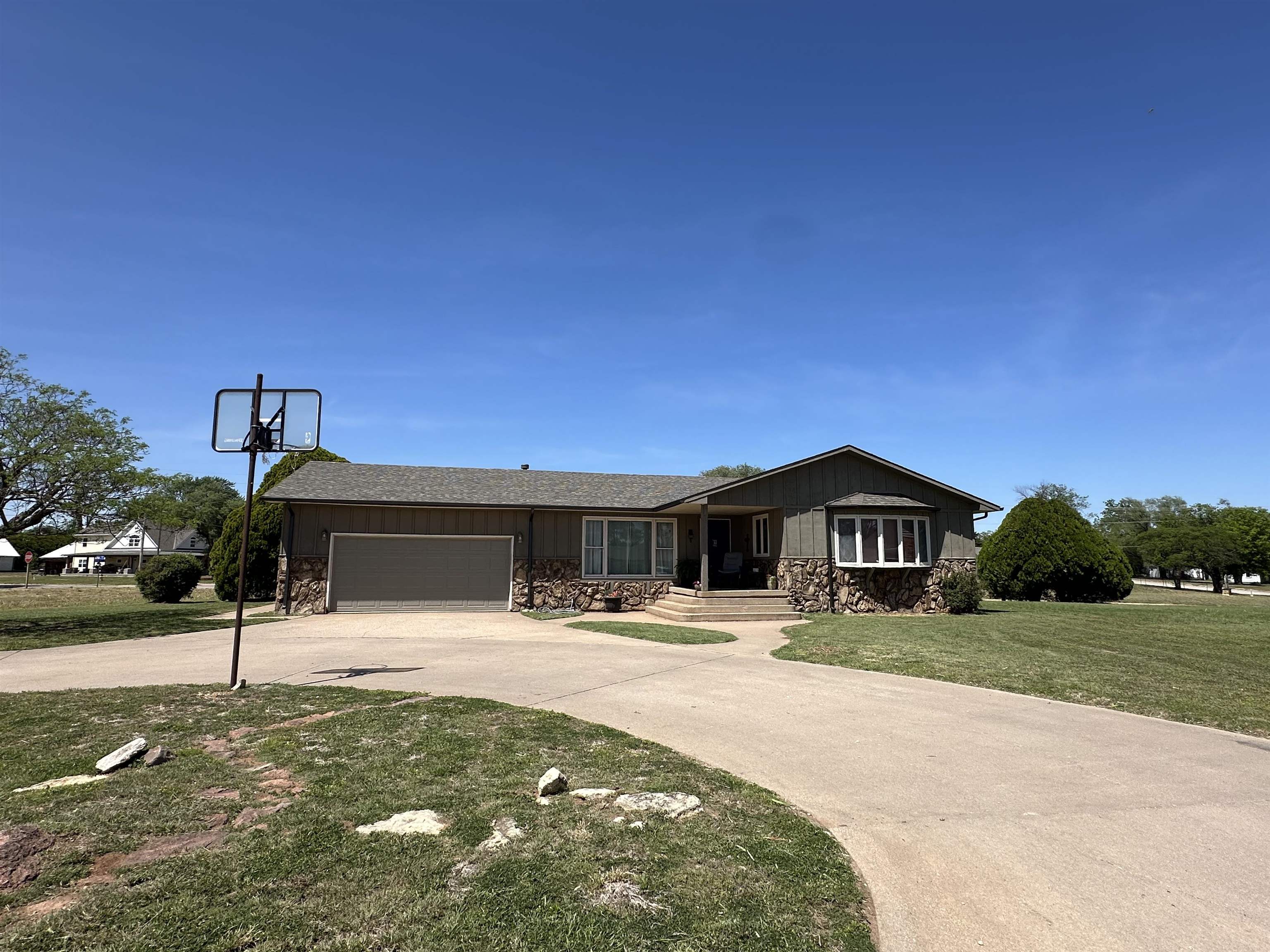 2 Crown Cir Property Photo 1