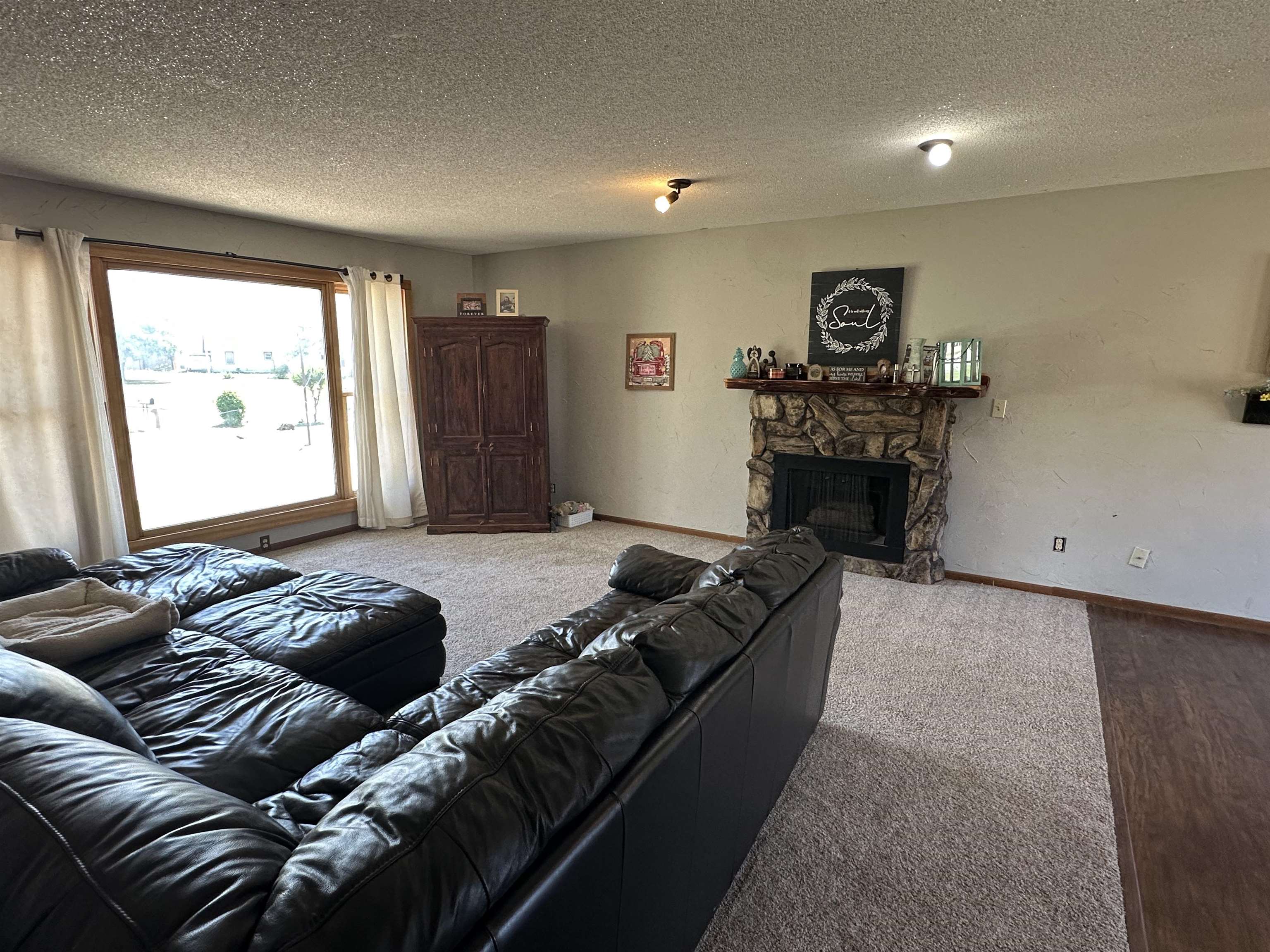 2 Crown Cir Property Photo 7