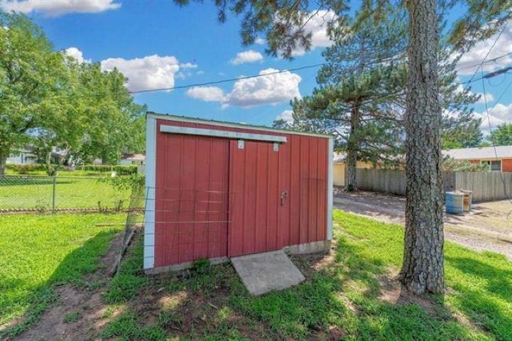 606 N Kansas Ave Property Photo 23