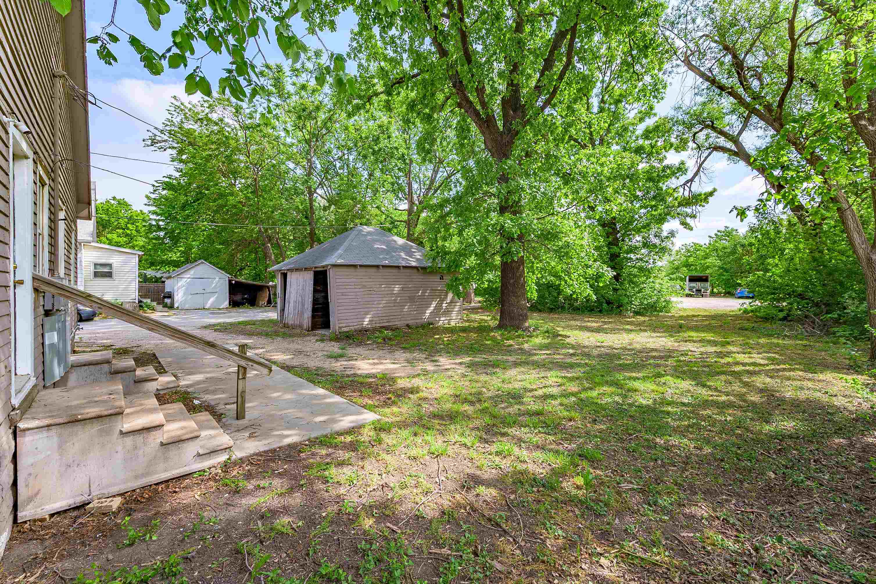 914 N High St Property Photo 3