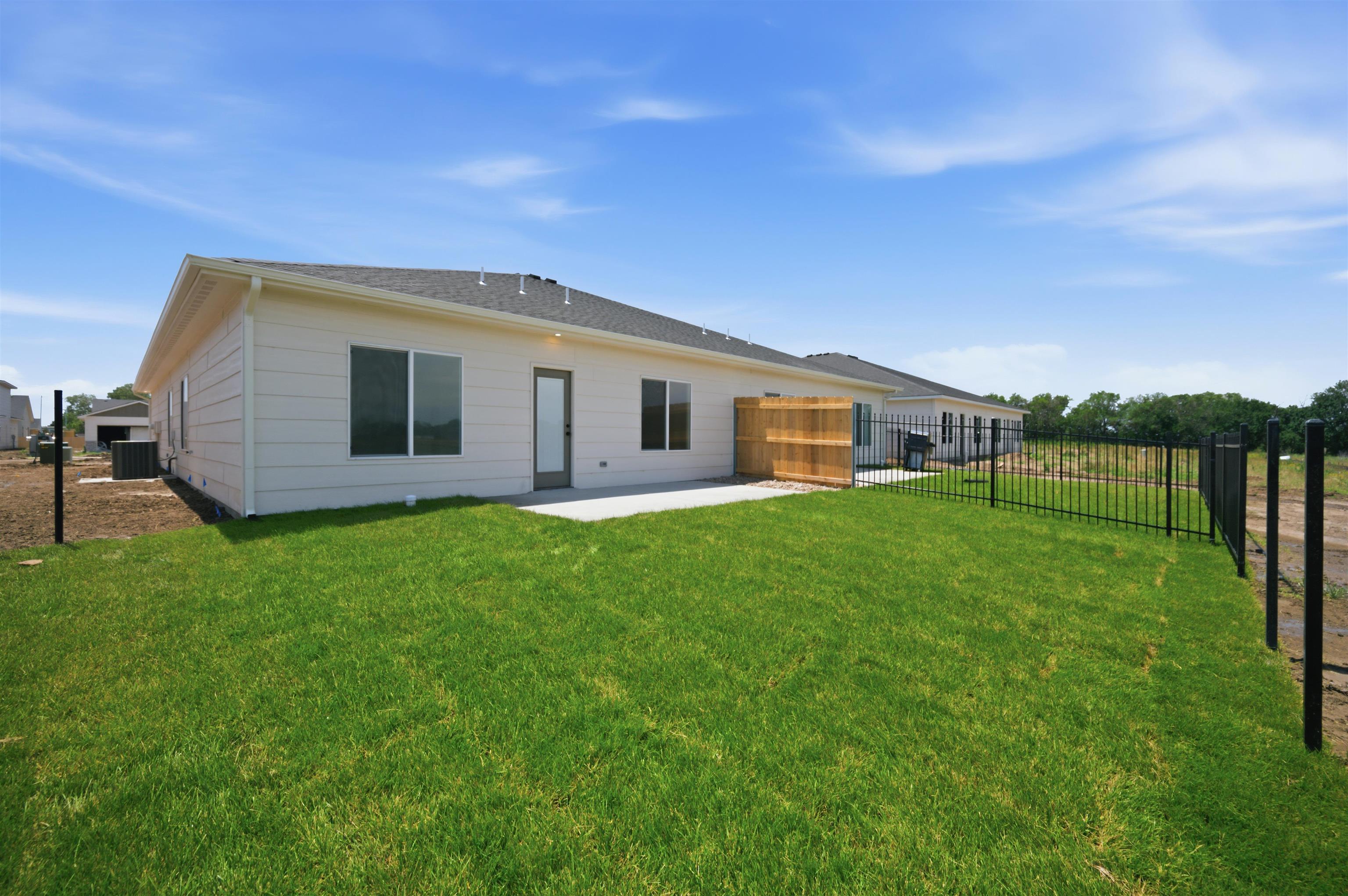 119-121 N Mendocino Ct Property Photo 31