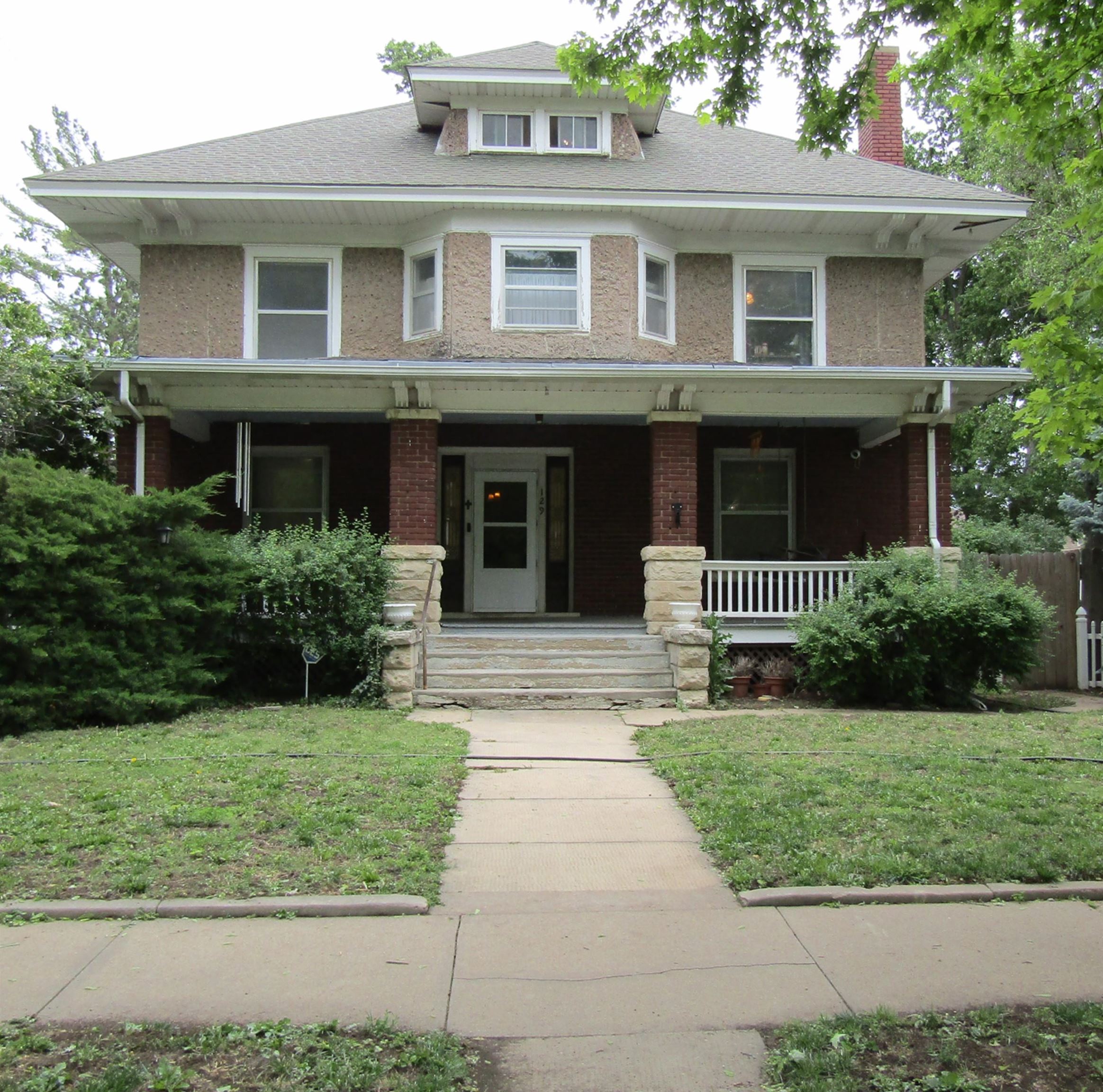 129 S 10th St. Property Photo 1