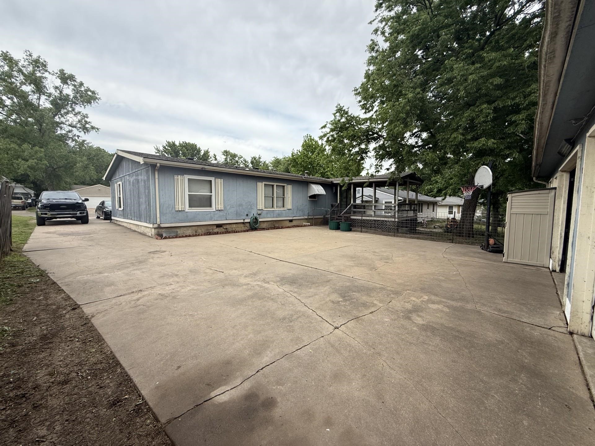 1509 W Ash Ave Property Photo 3