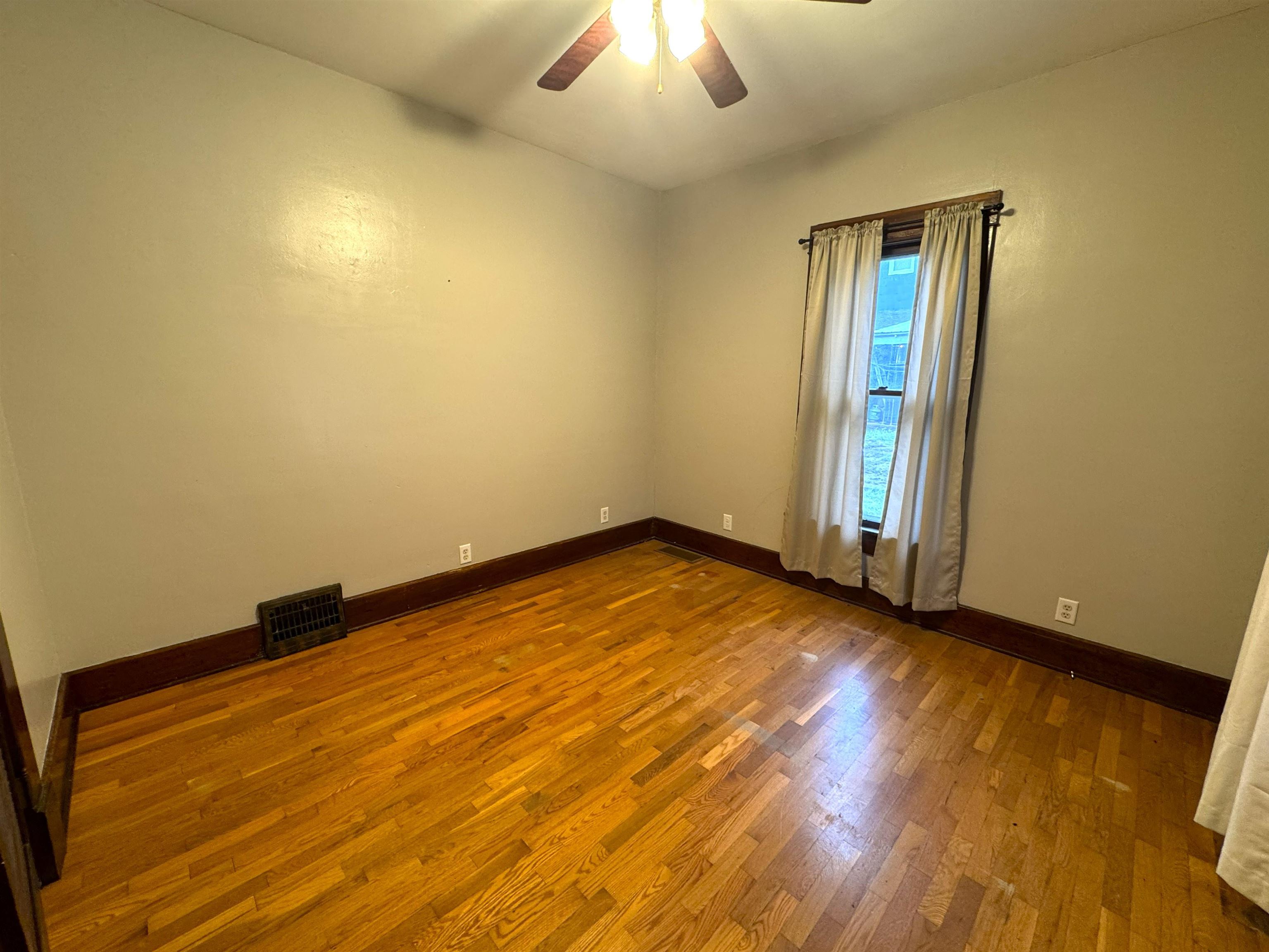 714 N Olive St Property Photo 4