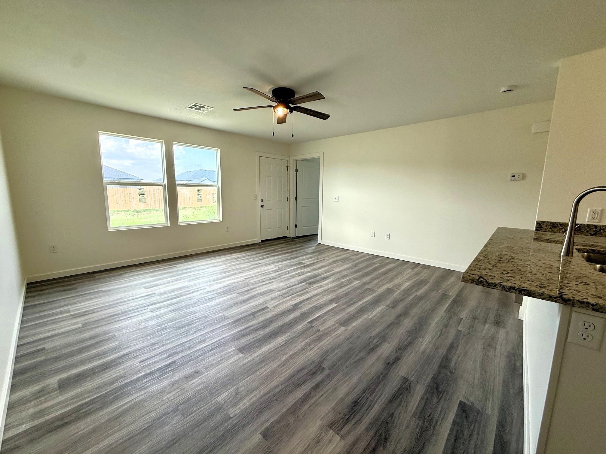 1228 Fountain Dr Property Photo 3