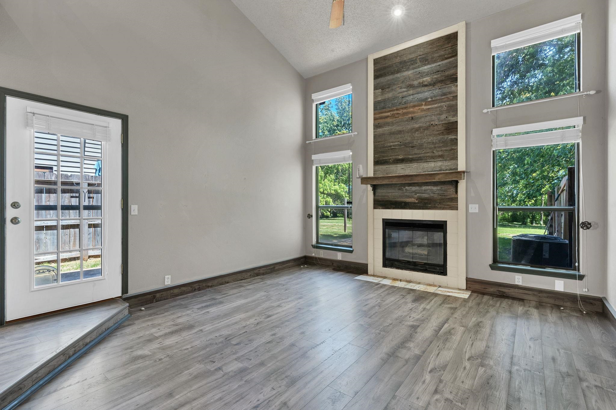 2014 N Woodlawn Blvd Property Photo 9