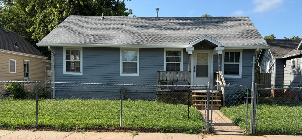 923 W Walnut St Property Photo 1