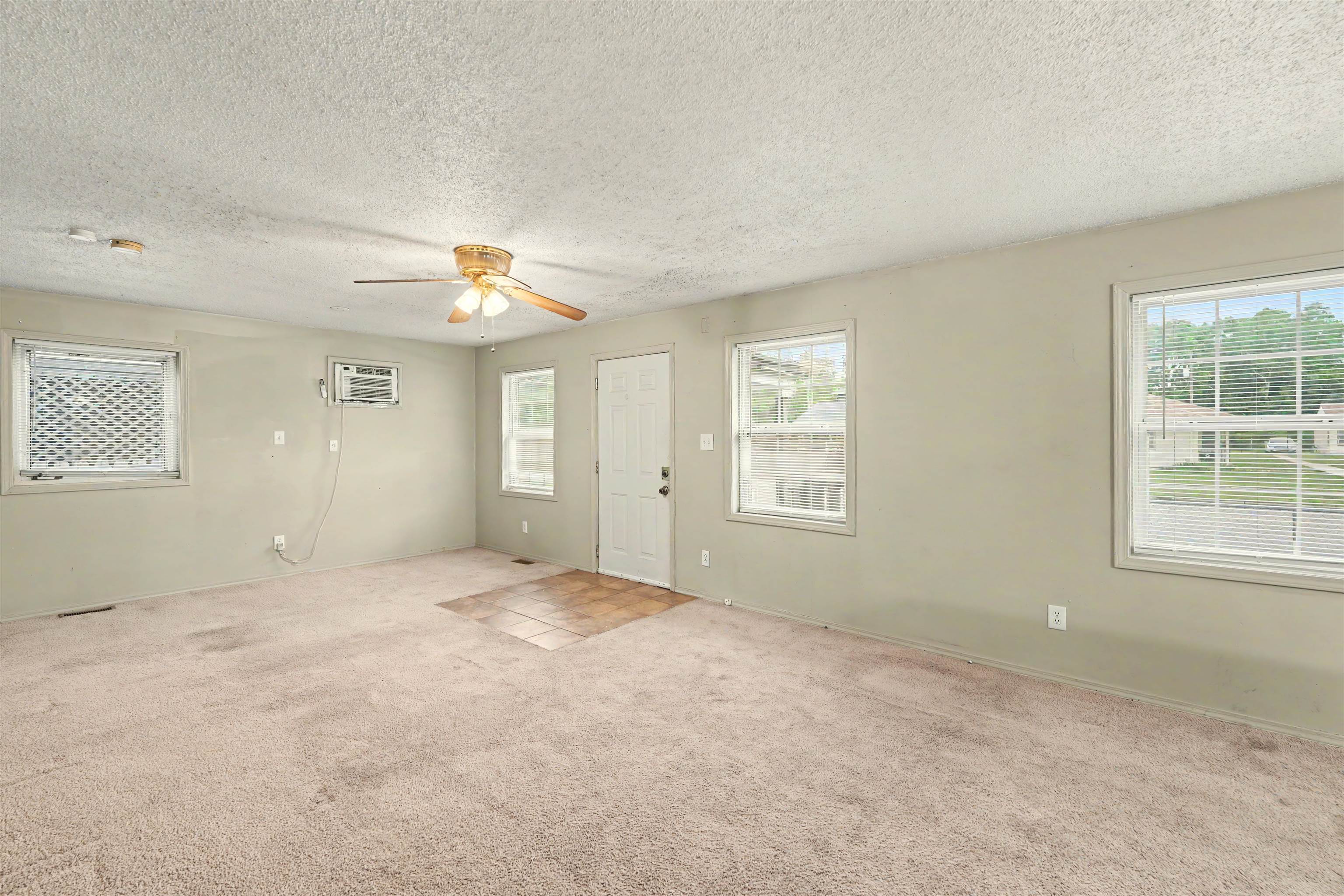923 W Walnut St Property Photo 3