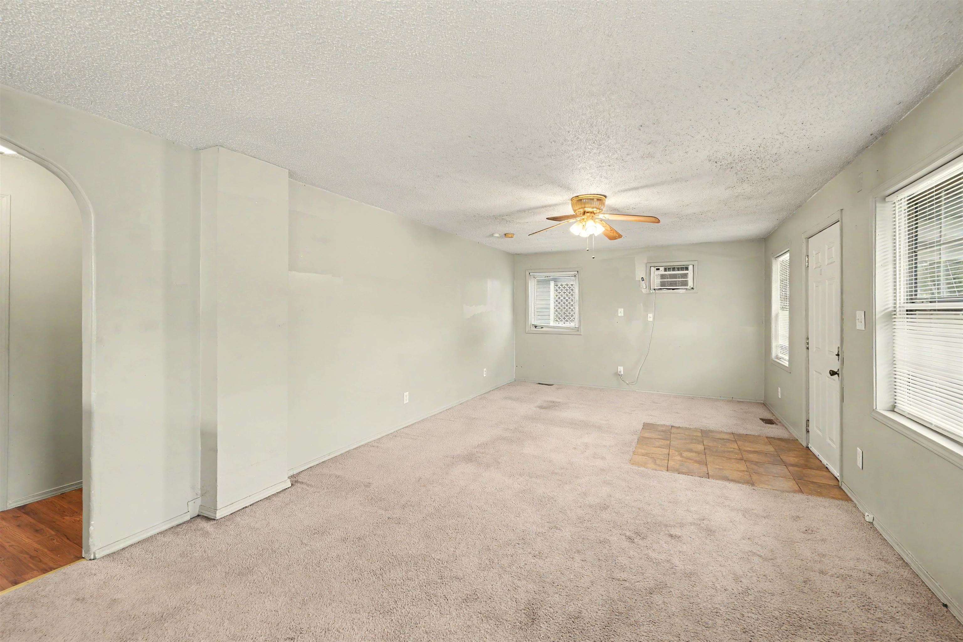 923 W Walnut St Property Photo 4