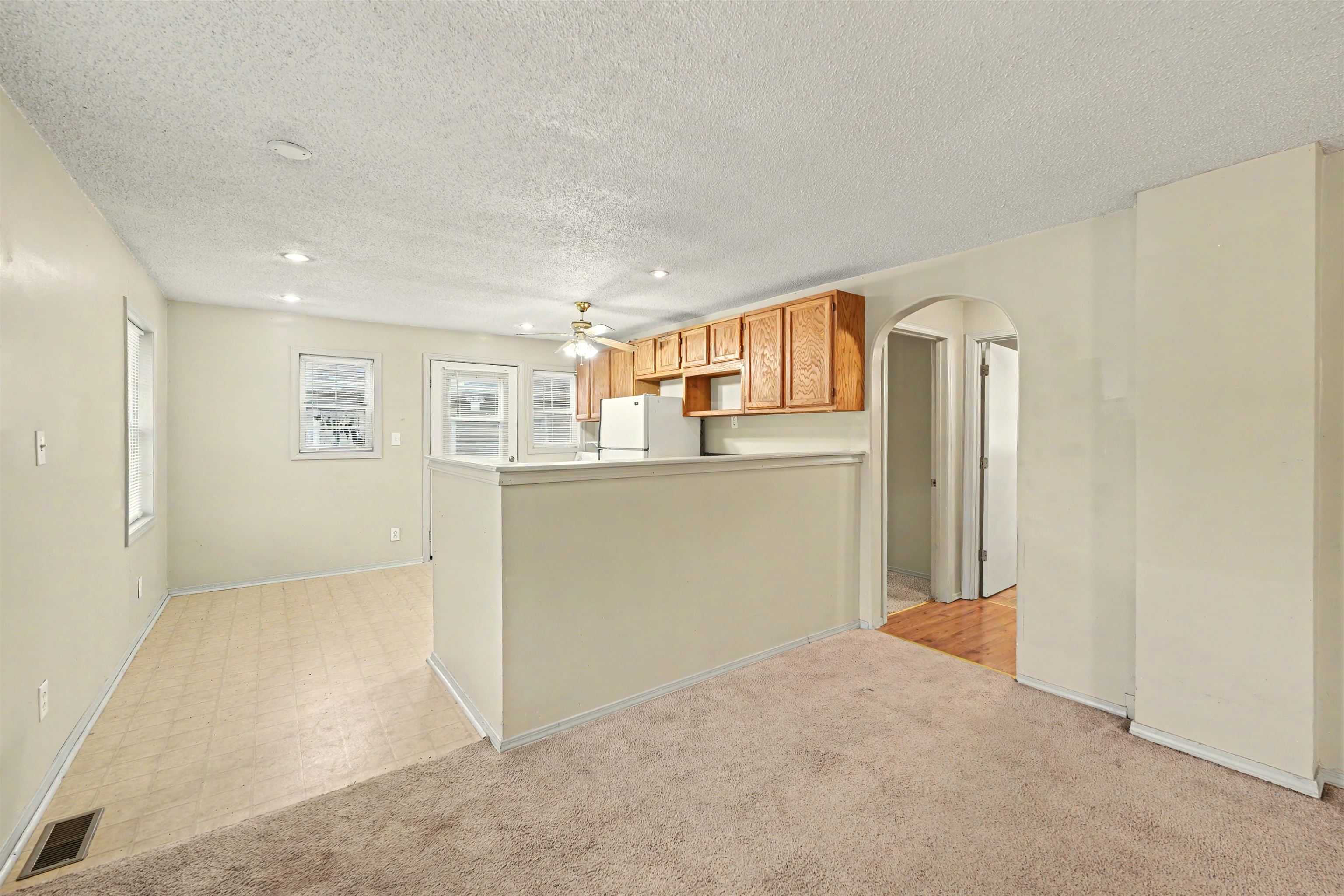 923 W Walnut St Property Photo 5