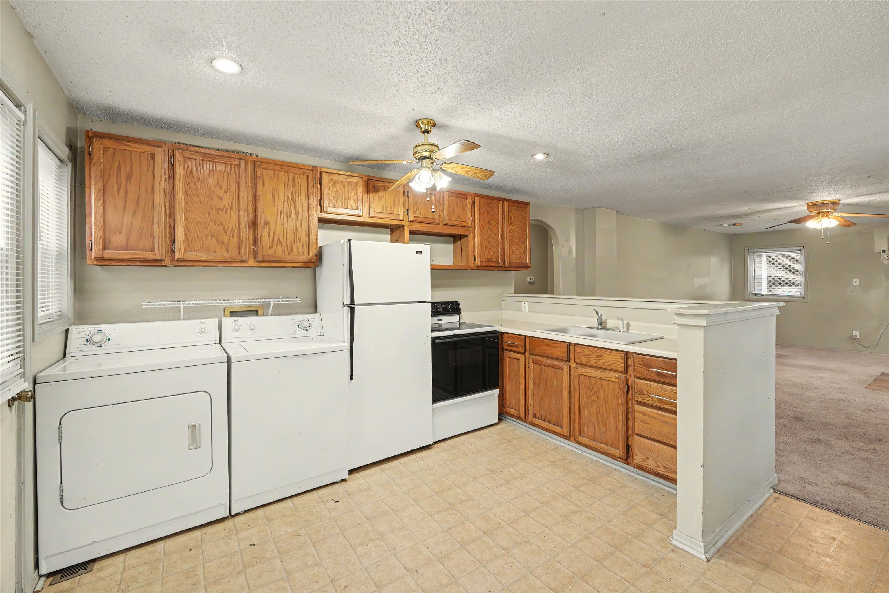 923 W Walnut St Property Photo 6