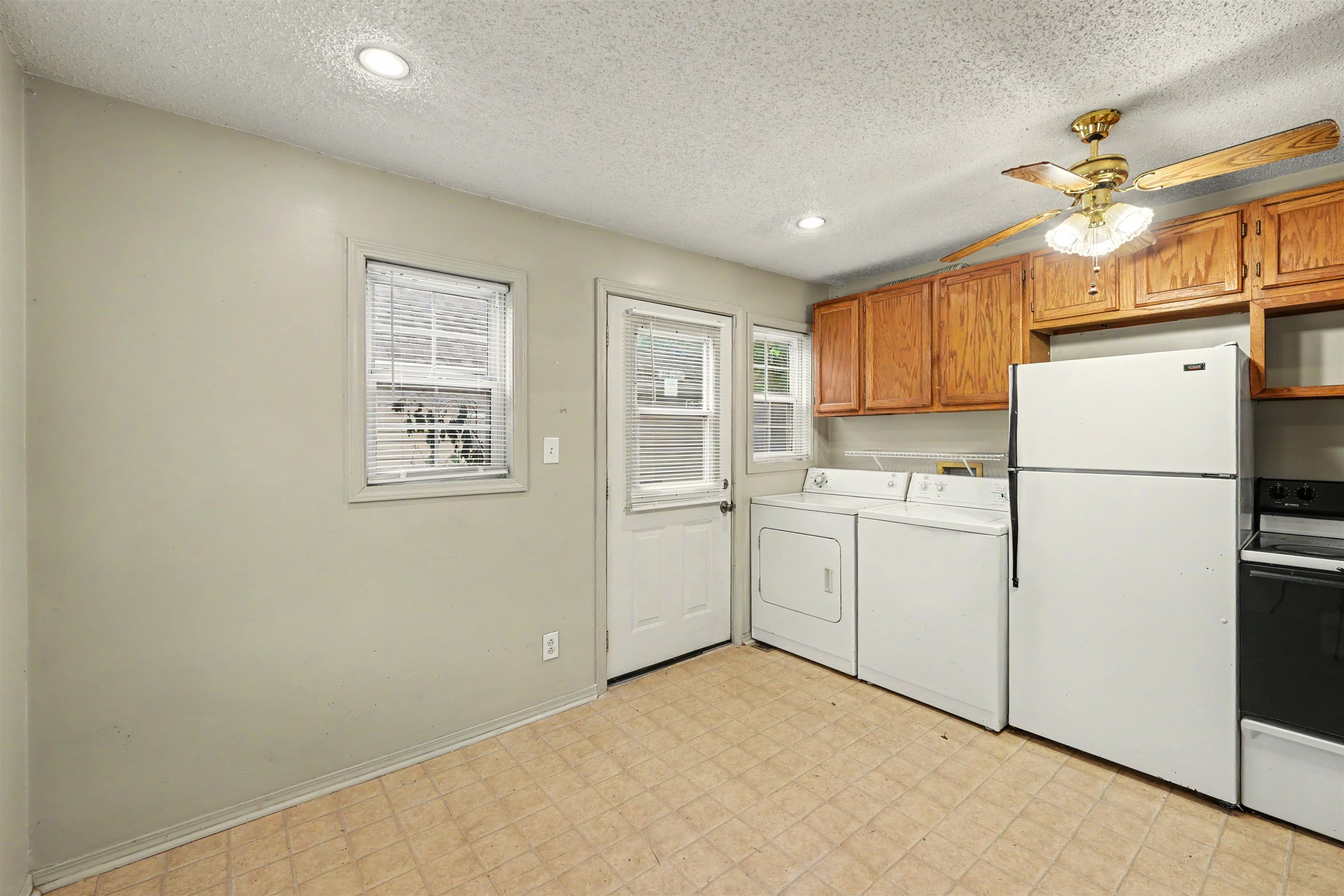 923 W Walnut St Property Photo 7