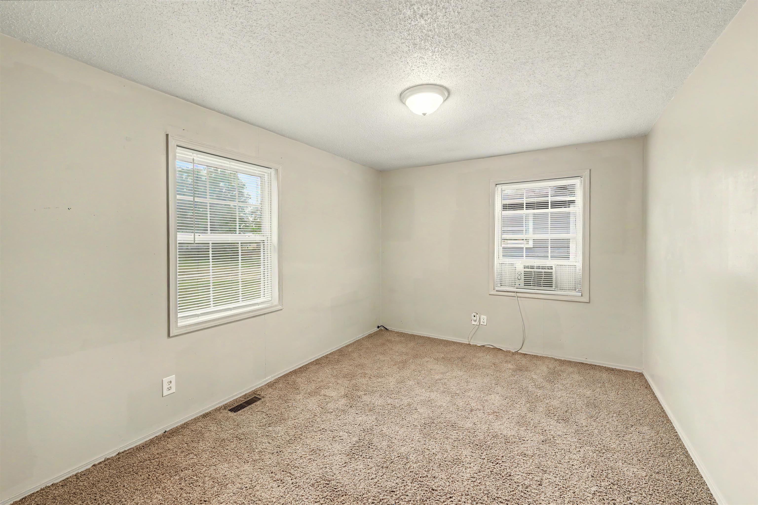 923 W Walnut St Property Photo 8