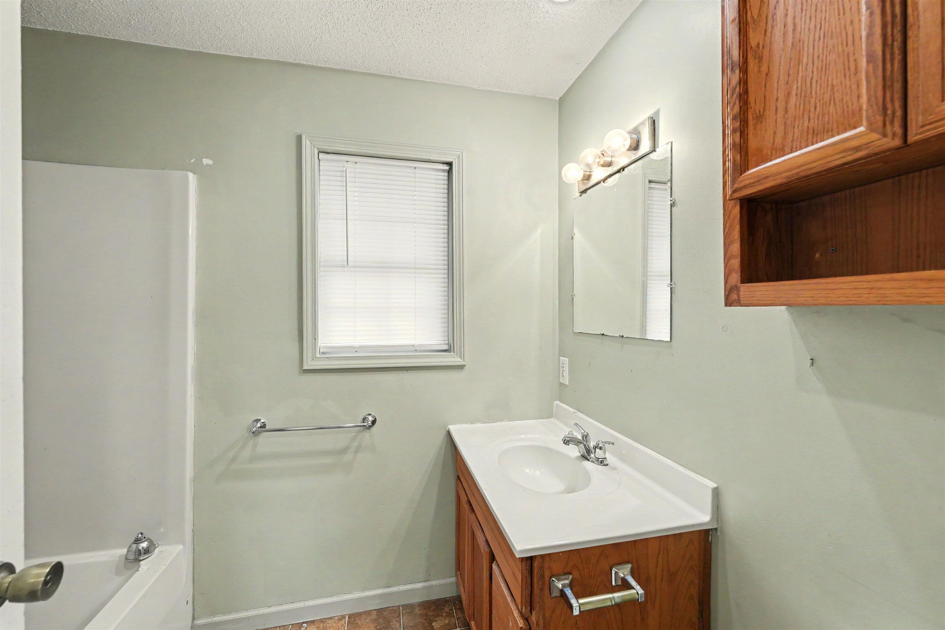 923 W Walnut St Property Photo 9