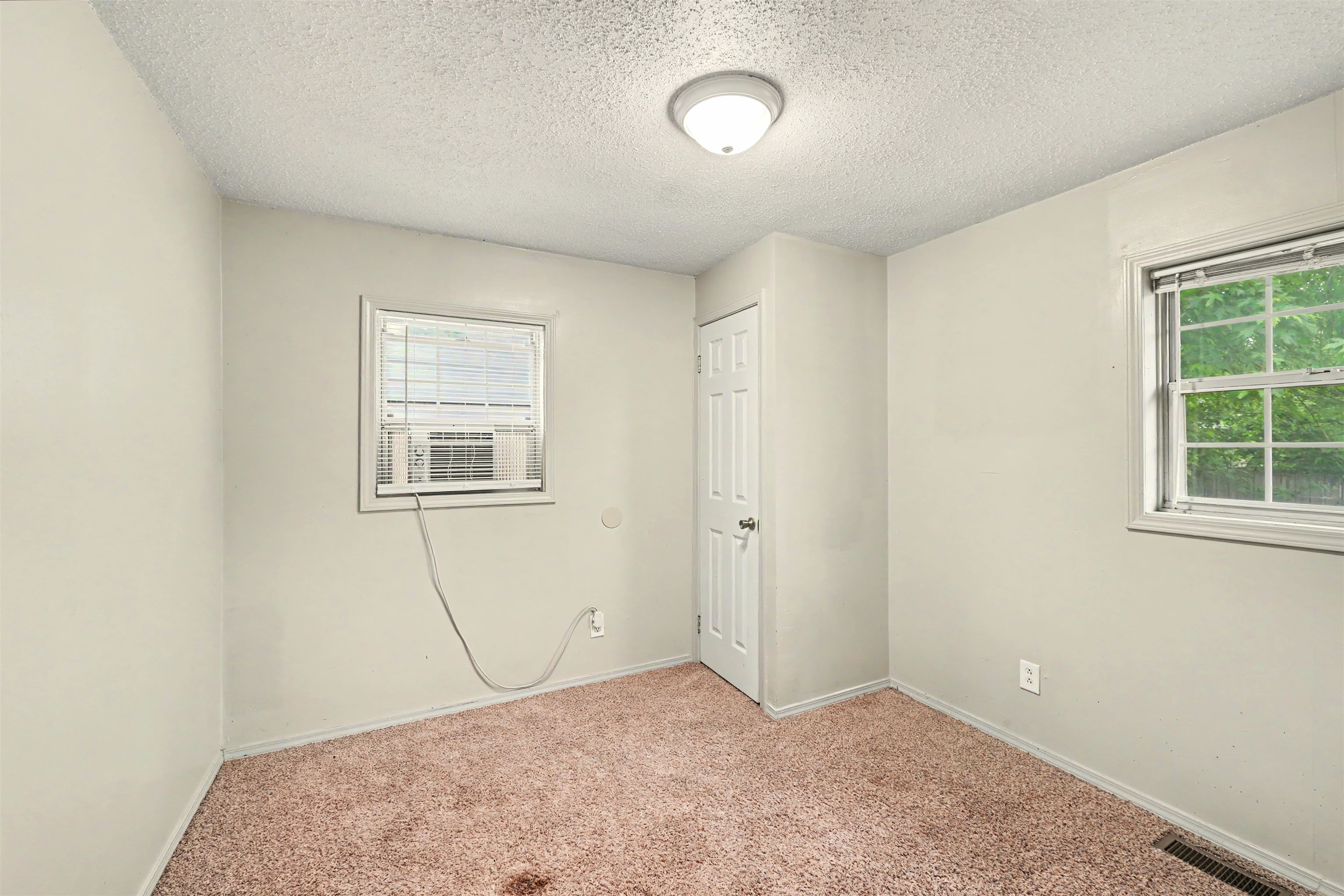 923 W Walnut St Property Photo 10
