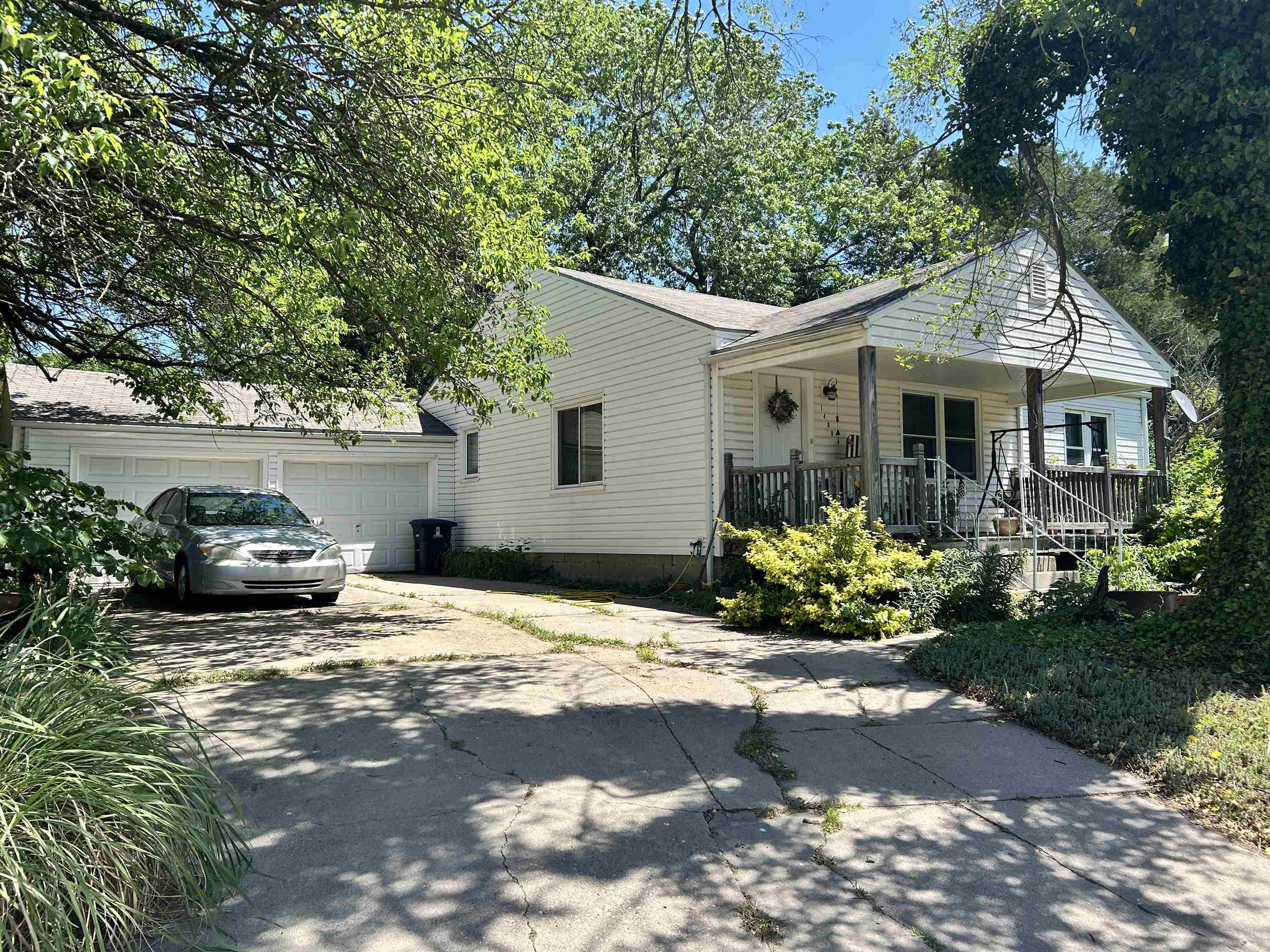 1400 W Edgemoor Dr Property Photo 1
