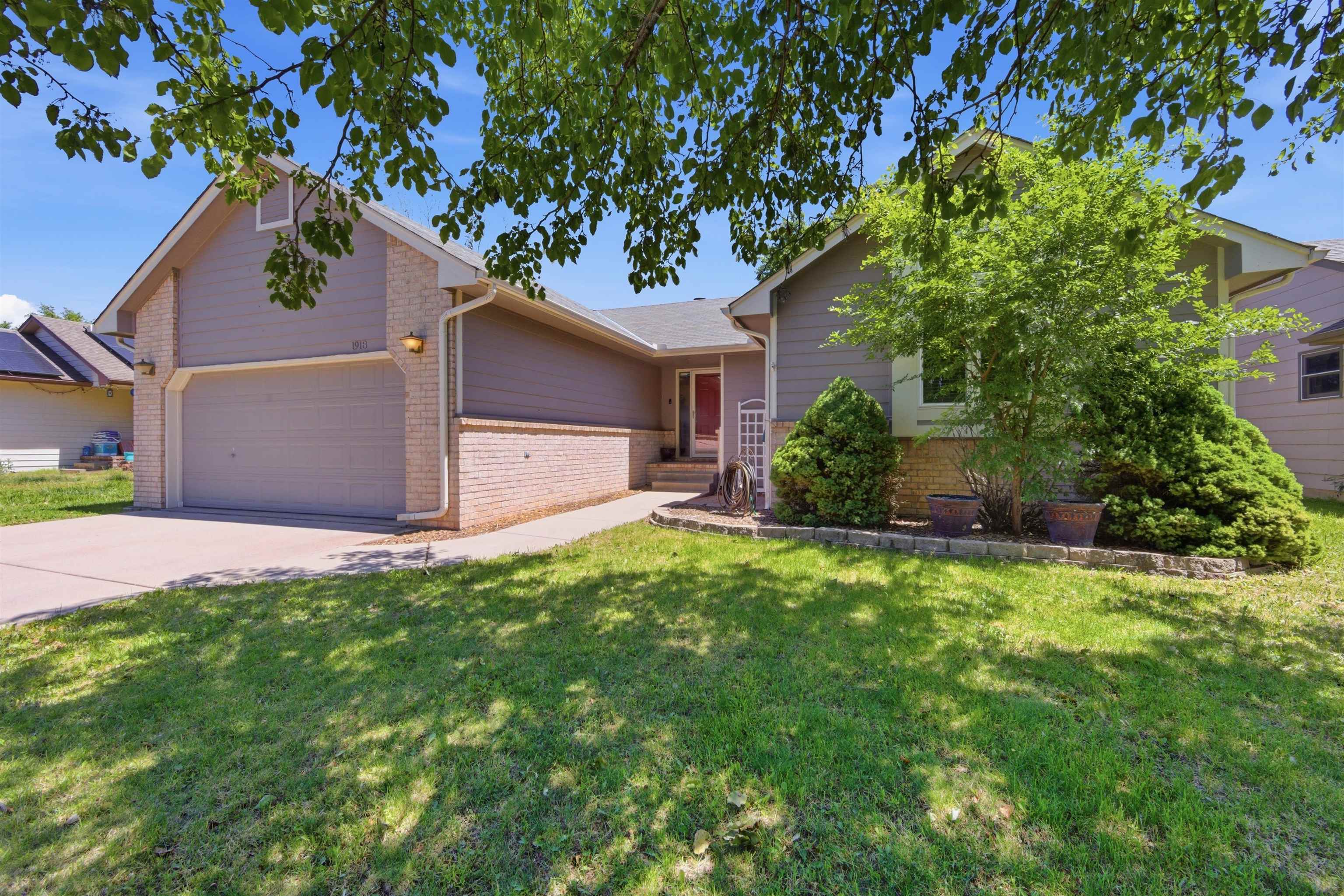 1918 N Stoney Point Property Photo 1