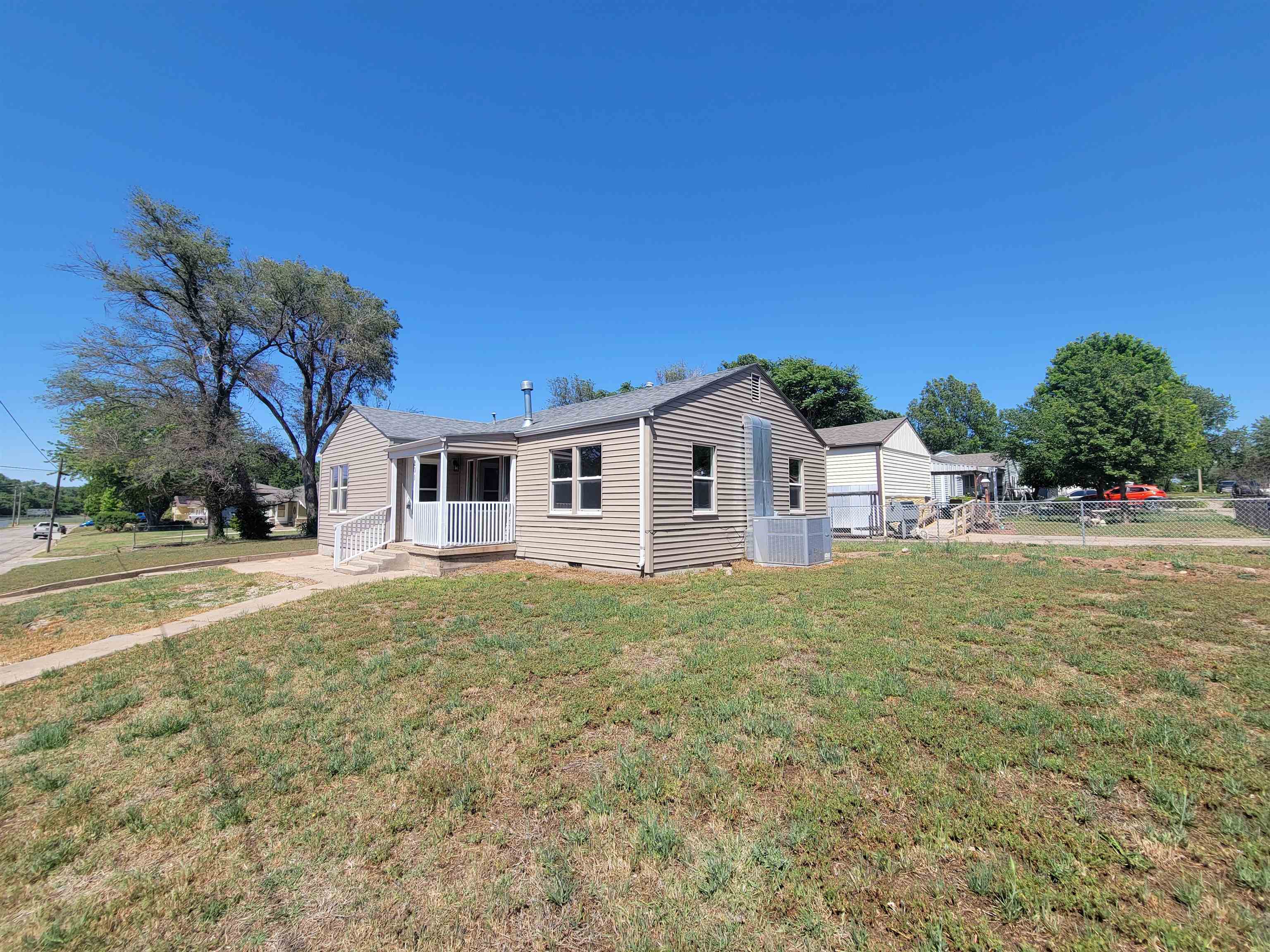 201 N Cherry Property Photo 3