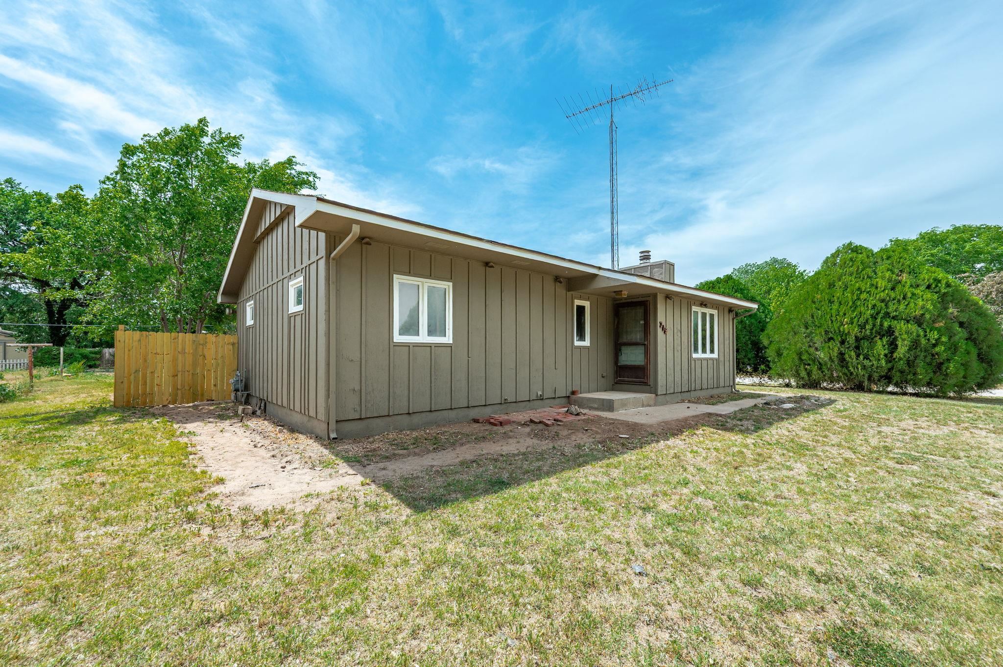 319 N Magnolia Property Photo 2