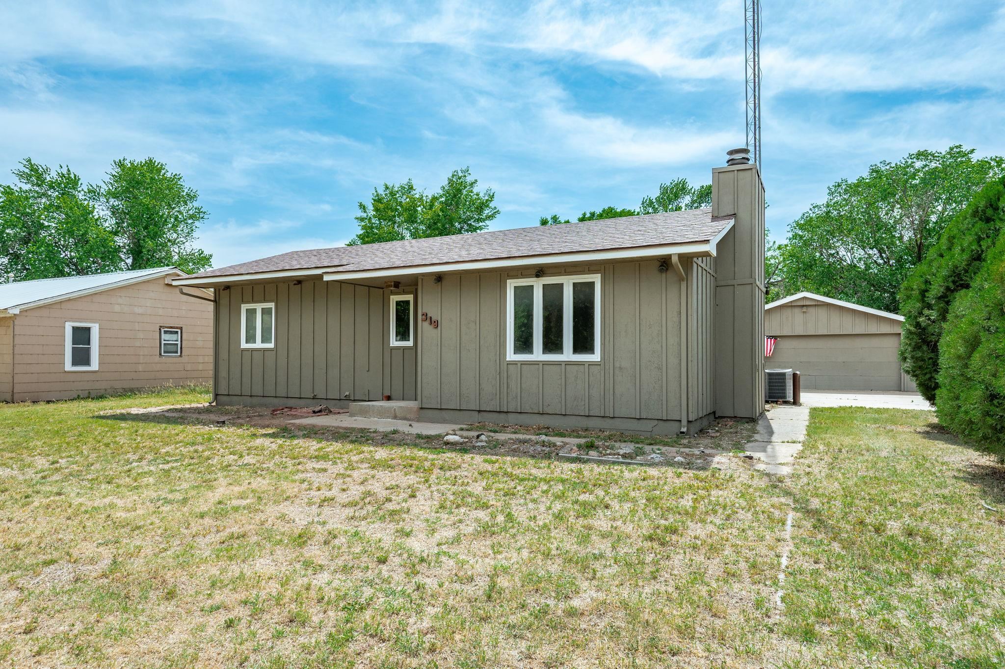 319 N Magnolia Property Photo 3