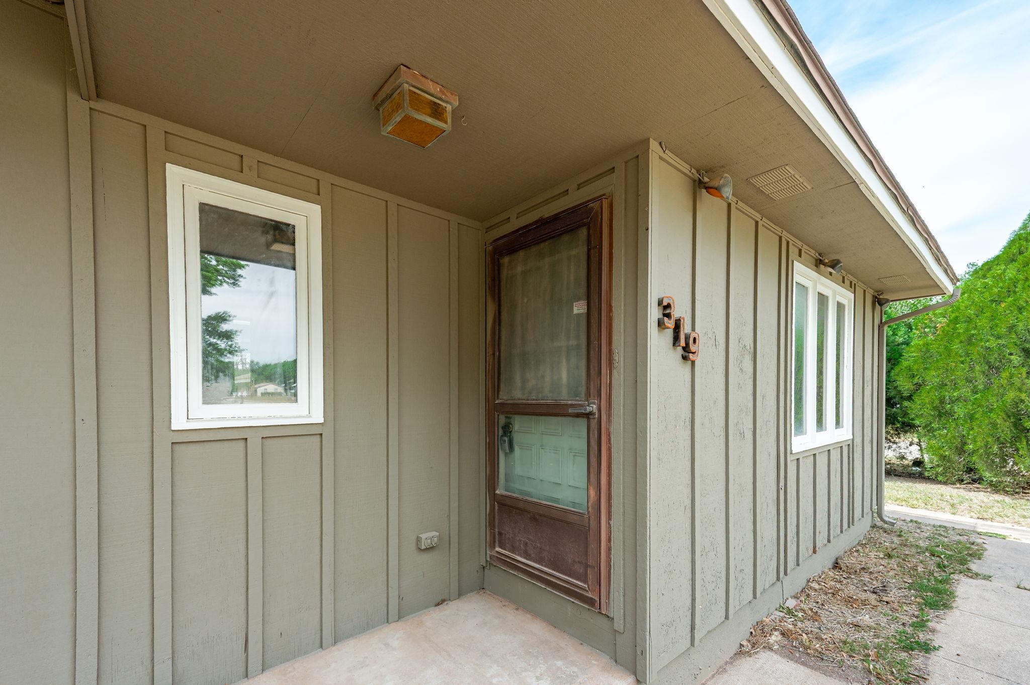 319 N Magnolia Property Photo 4