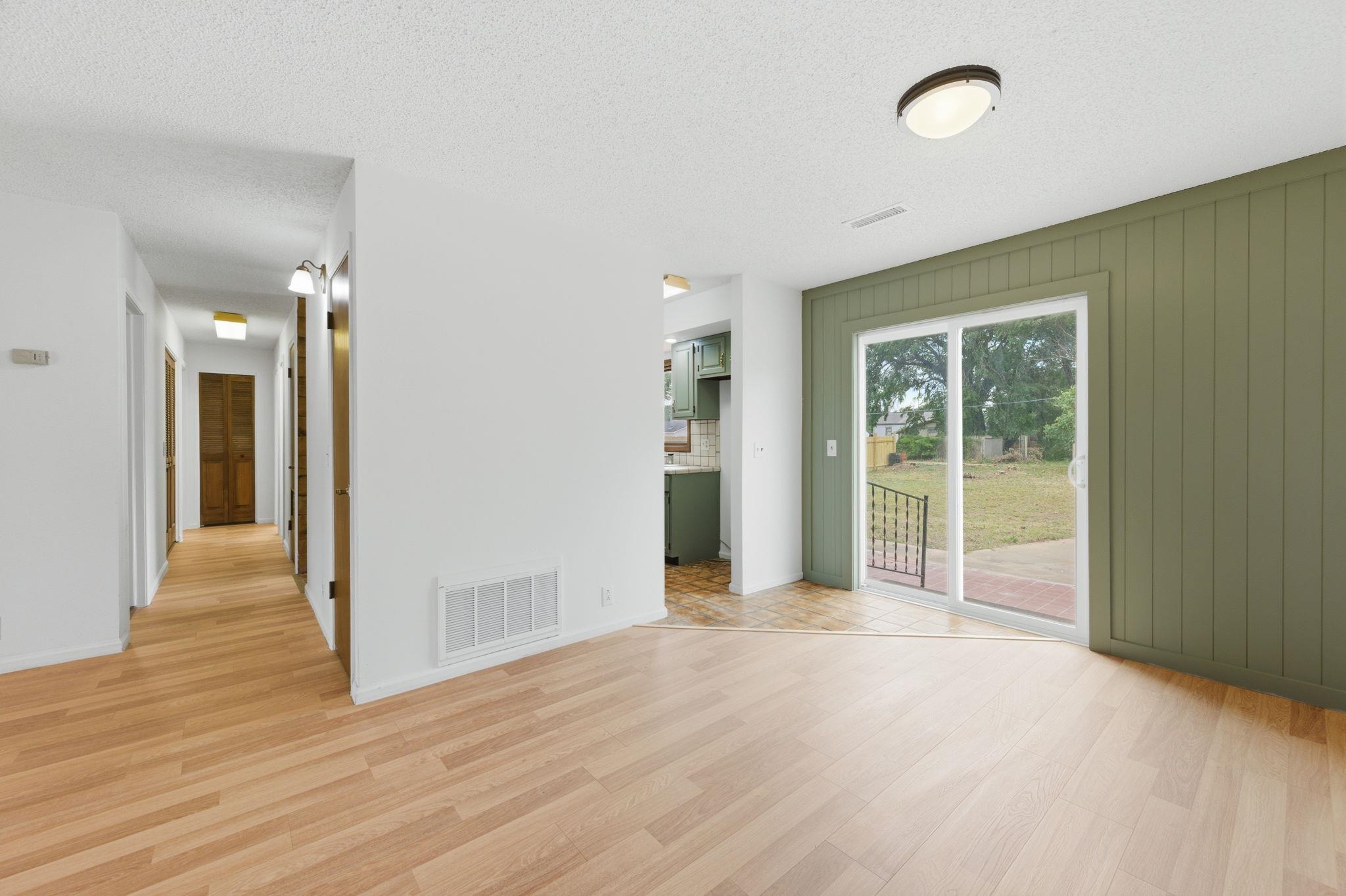 319 N Magnolia Property Photo 9